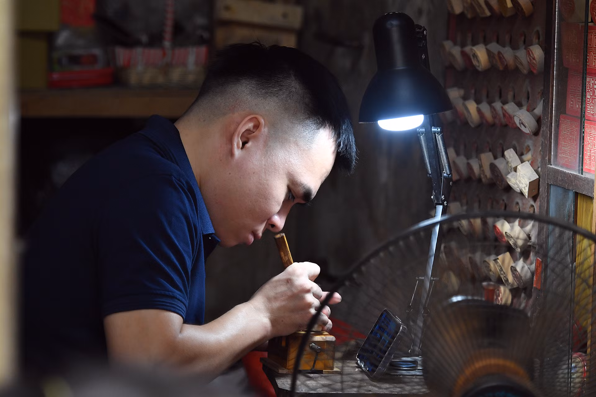 Giống với một số nghề cổ xưa, triện khắc thường chỉ được các nghệ nhân truyền lại cho con cháu trong nhà. Người học nghề sẽ phải trải qua khoảng 1-2 năm để có thể cho ra những sản phẩm đơn giản. Tùy vào sự khéo tay và năng khiếu, mỗi người thợ sẽ có một hướng đi riêng để phát triển và hoàn thiện nghề. Giống với một số nghề cổ xưa, triện khắc thường chỉ được các nghệ nhân truyền lại cho con cháu trong nhà. Người học nghề sẽ phải trải qua khoảng 1-2 năm để có thể cho ra những sản phẩm đơn giản. Tùy vào sự khéo tay và năng khiếu, mỗi người thợ sẽ có một hướng đi riêng để phát triển và hoàn thiện nghề.