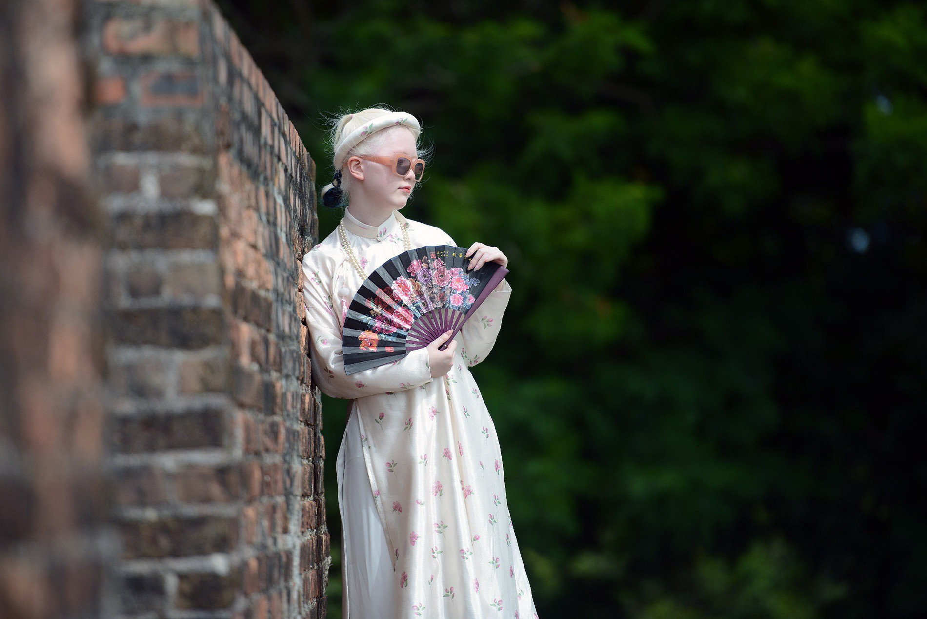 Cùng quan điểm trên, Thẩm Phương Linh (quận Hà Đông, Hà Nội) cho rằng, không gian tại Đại nội Huế là di sản văn hóa không thể thay thế. Vì vậy, mọi loại trang phục nước ngoài xuất hiện tại đây đều không phù hợp, gây ảnh hưởng không nhỏ đến sự tôn nghiêm của lịch sử, văn hóa nước nhà.