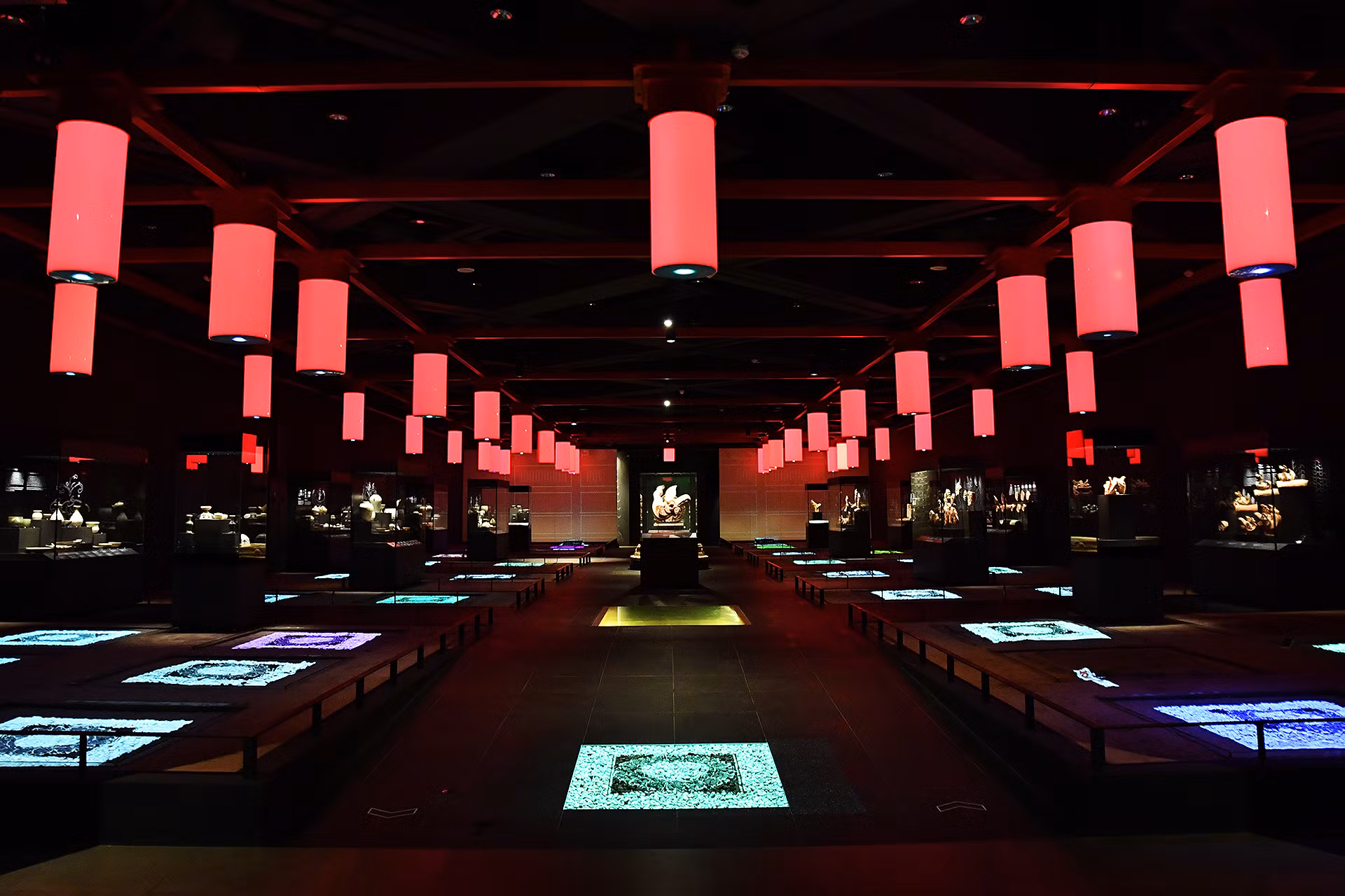 Các cổ vật thời kỳ tiền Thăng Long (từ thế kỷ VII đến thế kỷ X) được trưng bày tại khu vực tầng hầm 2 Nhà Quốc hội.