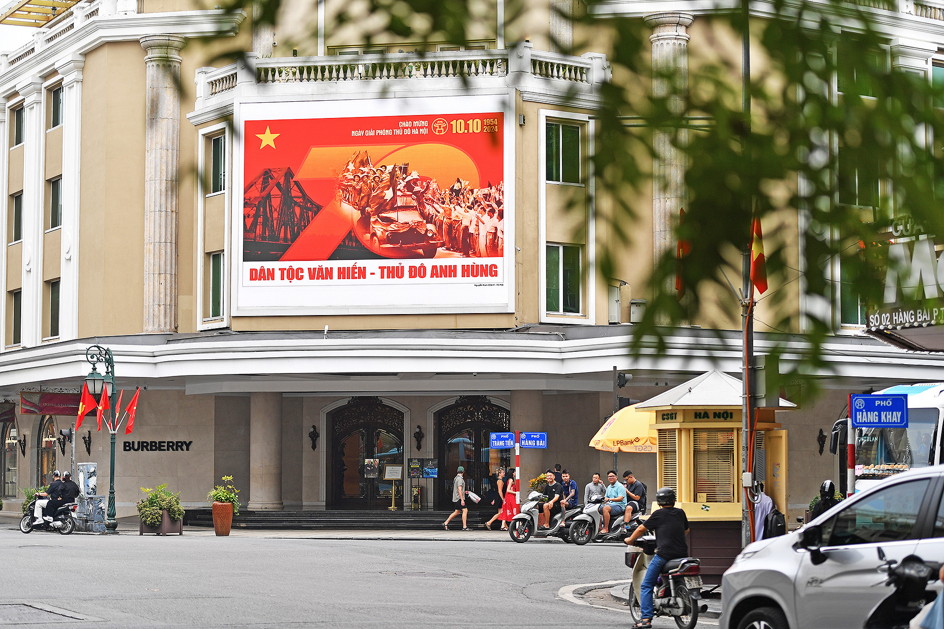 Hình ảnh những bức tranh tuyên truyền, cổ động được trình chiếu trên các màn hình lớn với nội dung nêu bật ý nghĩa lịch sử của Ngày Giải phóng Thủ đô.