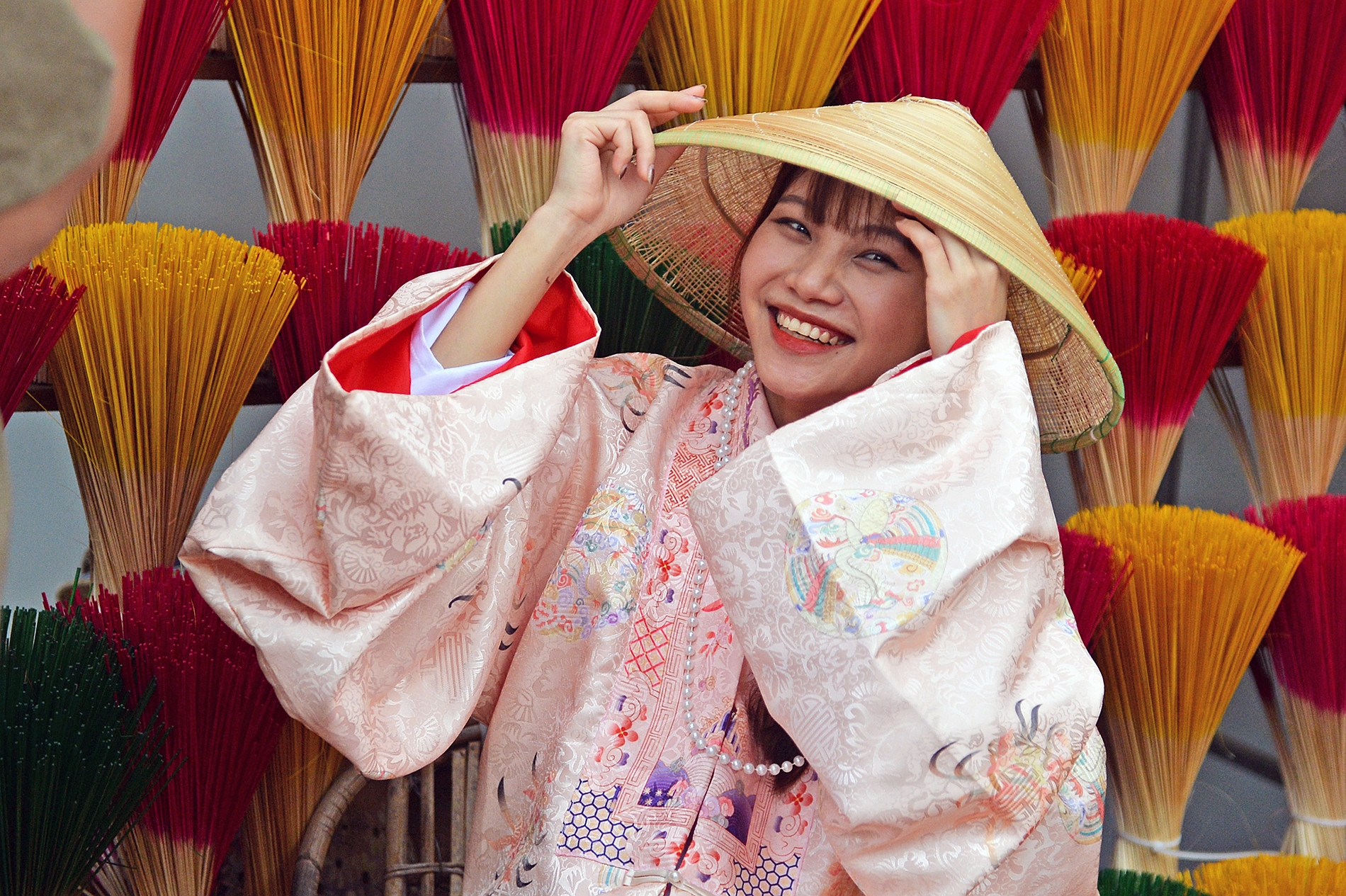 Ở làng hương Thủy Xuân, từ vài năm trở lại đây, bên cạnh nghề truyền thống, các gia đình nghệ nhân đã mở rộng thêm dịch vụ cho thuê cổ phục để du khách thỏa sức sáng tạo bên những bó hương lưu giữ nét văn hóa lên tới 700 năm tuổi. Bằng cách này, các gia đình ở làng nghề truyền thống Thủy Xuân vừa có thêm thu nhập, vừa góp phần nâng cao lượng khách du lịch ghé thăm, tìm hiểu về nghề làm hương gia truyền.