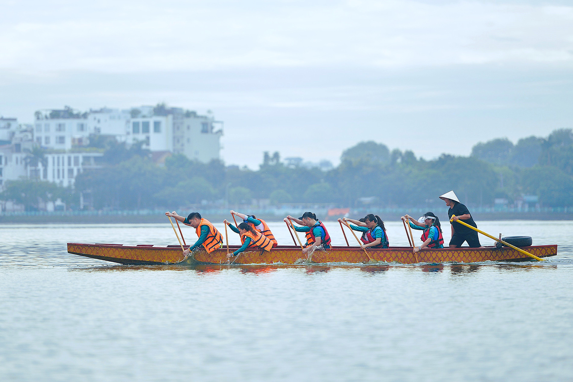 Không khí thi đua luyện tập sôi nổi một góc Hồ Tây.