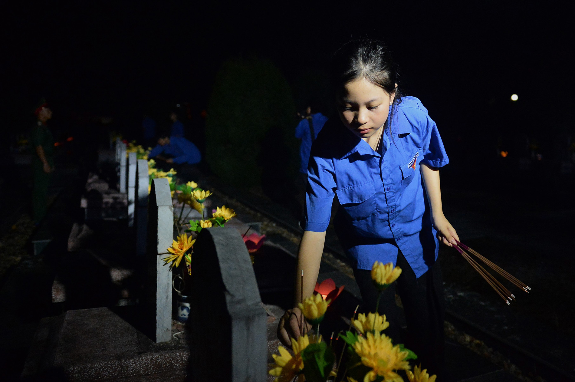 Các bạn trẻ đã thắp lên hàng nghìn nén hương tưởng nhớ anh linh những người con ưu tú của đất nước.