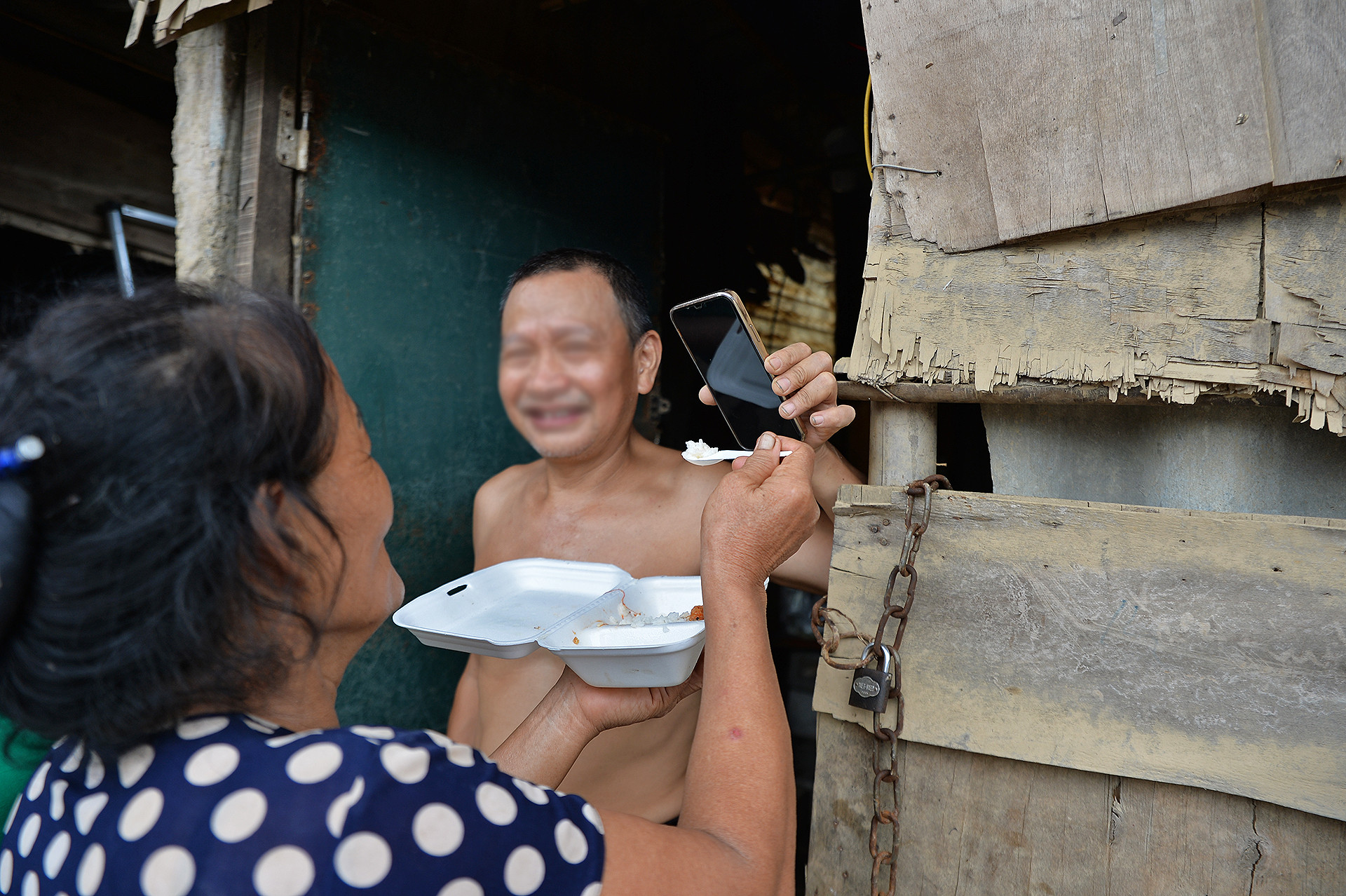 "Biết làm sao được, nắng mưa là việc của trời mà. Cứ vui vẻ sống tiếp thôi", người đàn ông trong ảnh yêu cầu chúng tôi không công khai tên họ, danh tính vì "sợ con cháu ở quê biết được lại đau lòng". "Biết làm sao được, nắng mưa là việc của trời mà. Cứ vui vẻ sống tiếp thôi", người đàn ông trong ảnh yêu cầu chúng tôi không công khai tên họ, danh tính vì "sợ con cháu ở quê biết được lại đau lòng".