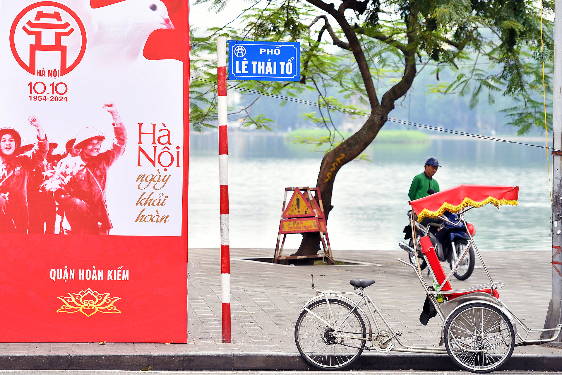 Tiết trời mùa thu đặc trưng của Hà Nội những ngày này dường như khiến không khí kỷ niệm trở nên lắng đọng hơn.