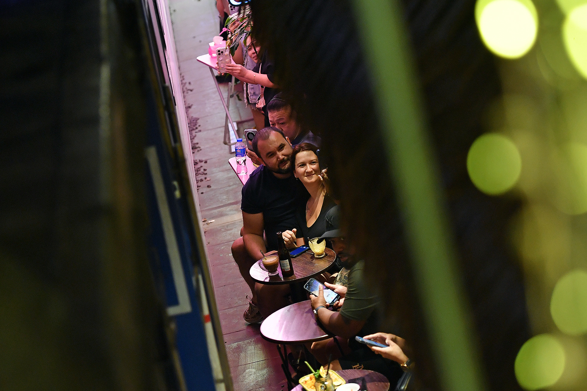 Trong ảnh là một cặp đôi người nước ngoài thoải mái "selfie" khi đoàn tàu đi qua. Khoảng cách từ người đàn ông đến thành tàu có lẽ chỉ chưa đầy một gang tay.