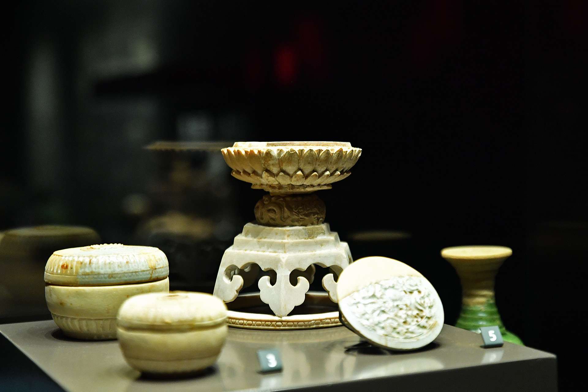 Một số đồ gốm sinh hoạt thời Lý từng được sử dụng trong Hoàng cung Thăng Long xưa. Một số đồ gốm sinh hoạt thời Lý từng được sử dụng trong Hoàng cung Thăng Long xưa.