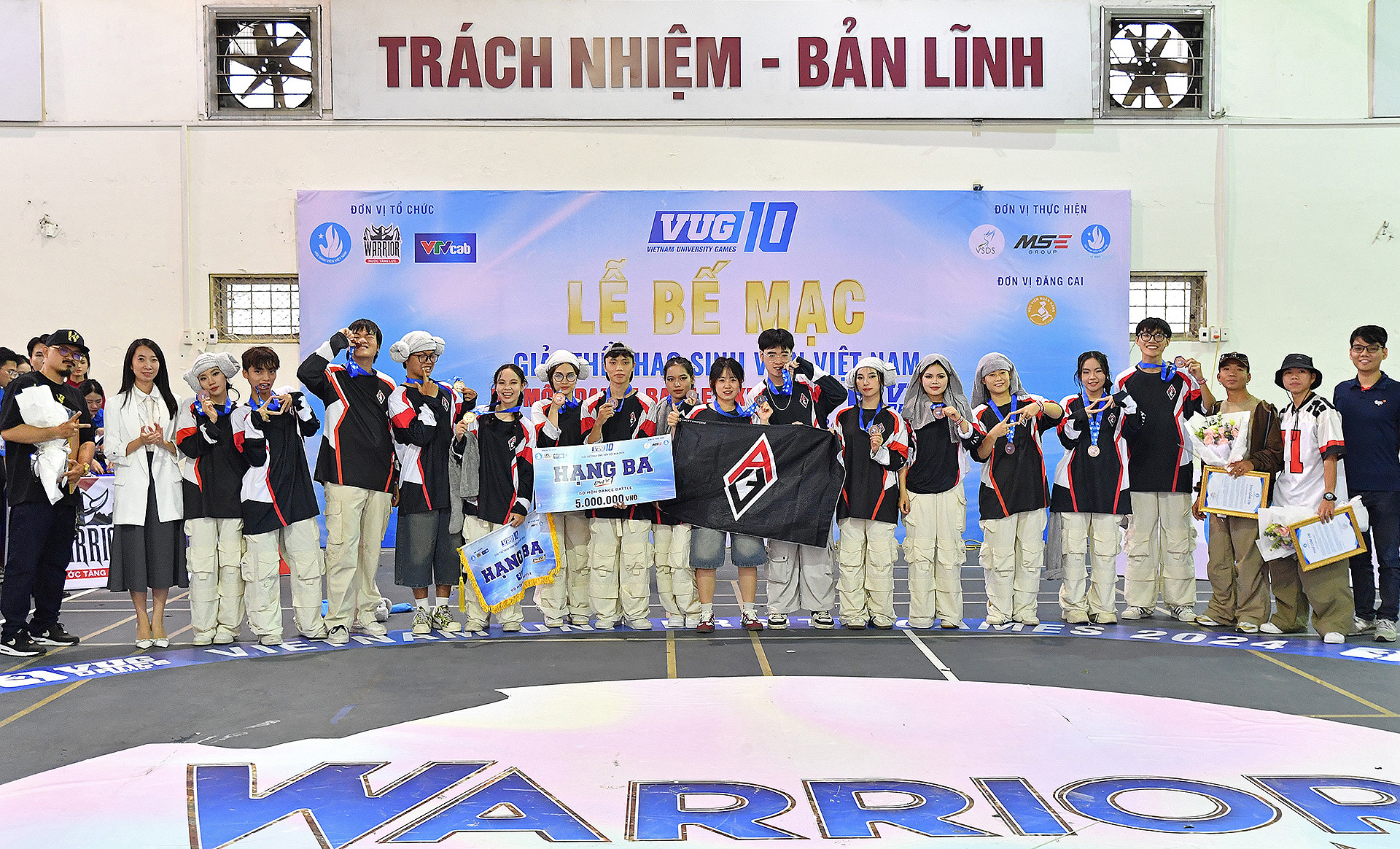 Ban tổ chức trao giải 3 miền bắc tặng các thành viên đội tuyển nhảy đối kháng Trường đại học Giao thông vận tải.