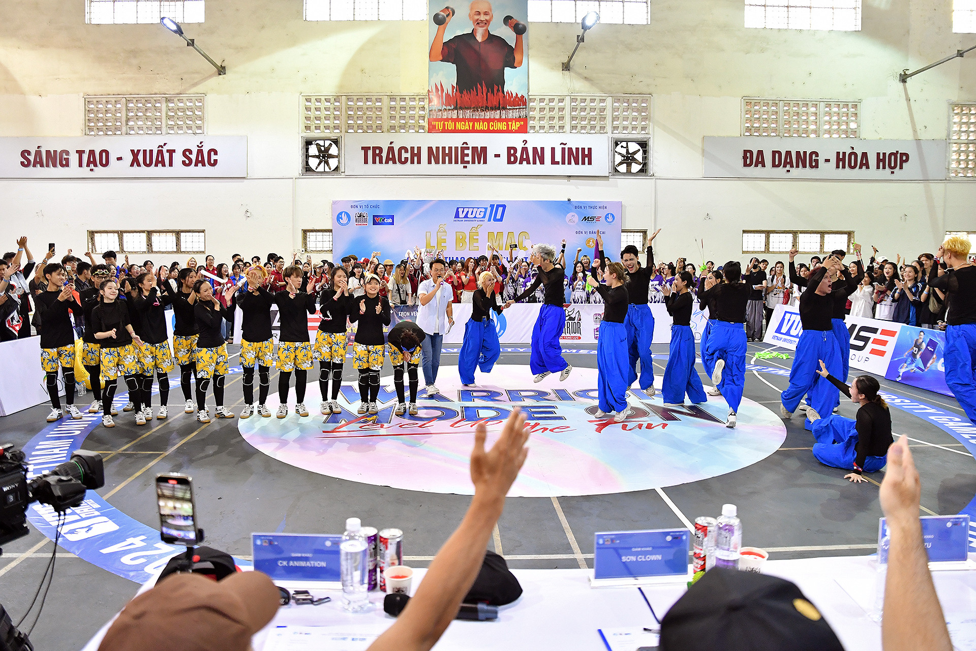 Sau nhiều trận tranh tài, chung kết miền bắc của môn nhảy đối kháng VUG 10 đã diễn ra giữa 2 đội tuyển Trường đại học Hà Nội và Trường đại học Khoa học xã hội và Nhân văn. Kết quả, các giám khảo đã đồng loạt chọn các thí sinh Trường đại học Hà Nội là chủ nhân của ngôi quán quân miền bắc.