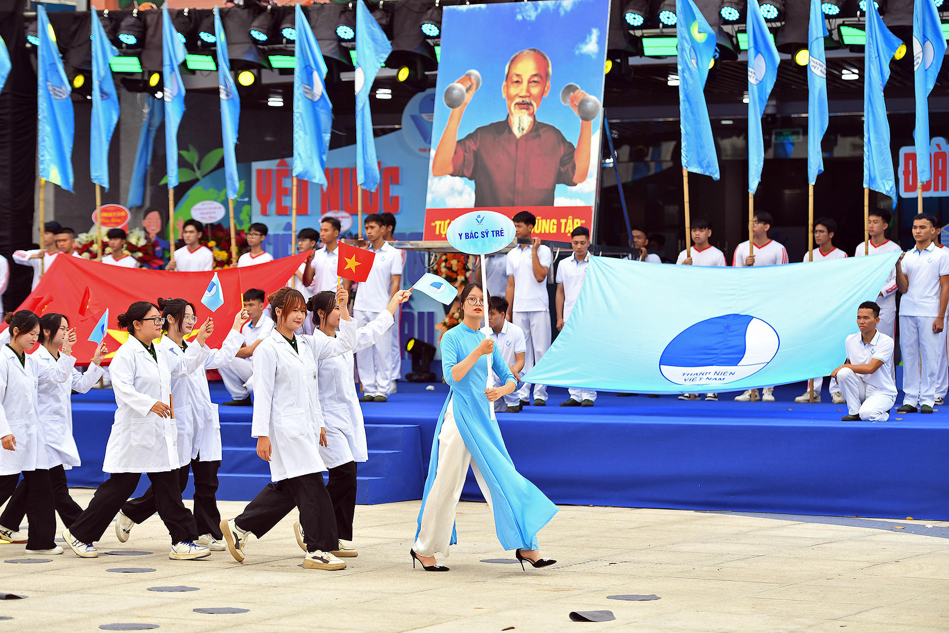 Khối diễu hành của Hội Thầy thuốc trẻ tiến vào lễ đài. Được biết, Hội Thầy thuốc trẻ thành phố Hà Nội hiện có khoảng 5 nghìn hội viên, đã triển khai hàng trăm hoạt động chăm sóc sức khỏe cộng đồng cho cả người dân Thủ đô và khu vực vùng sâu, vùng xa, vùng đồng bào dân tộc thiểu số.
