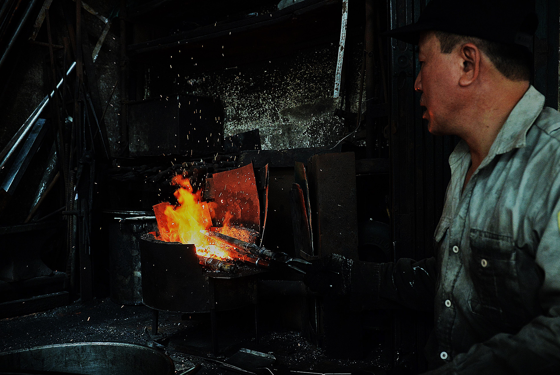 Công việc thường thấy nhất của ông Hùng là sửa chữa, làm mới các mũi khoan, mũi đục máy xây dựng.