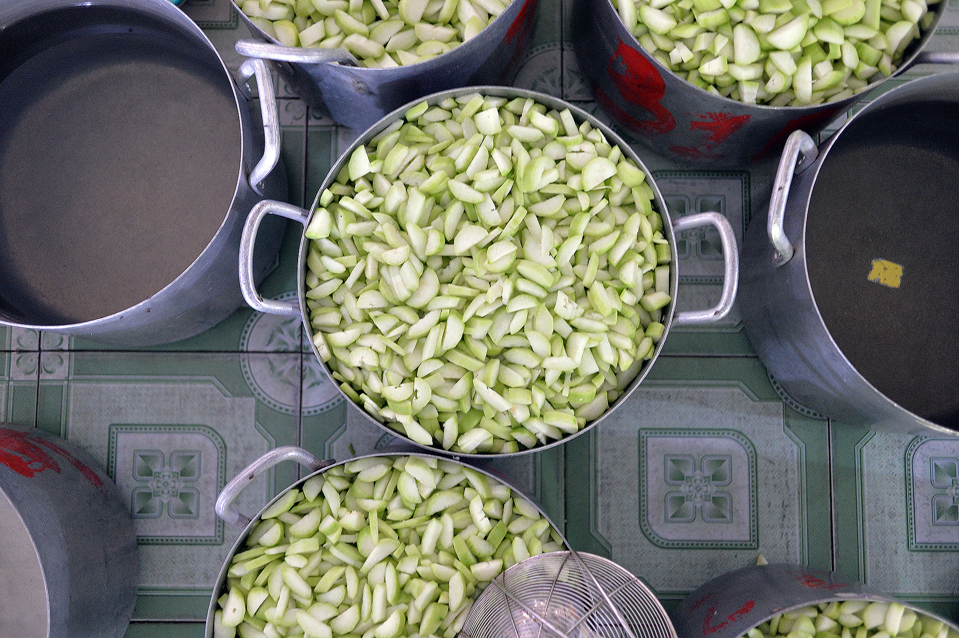 Nguyên liệu chuẩn bị cho bữa cơm được lựa chọn kỹ càng, bảo đảm an toàn vệ sinh thực phẩm.