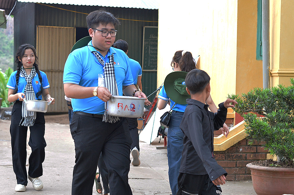 Ở chiều ngược lại, các em nhỏ dẫn đường để anh chị lớn chuẩn bị bữa cơm.