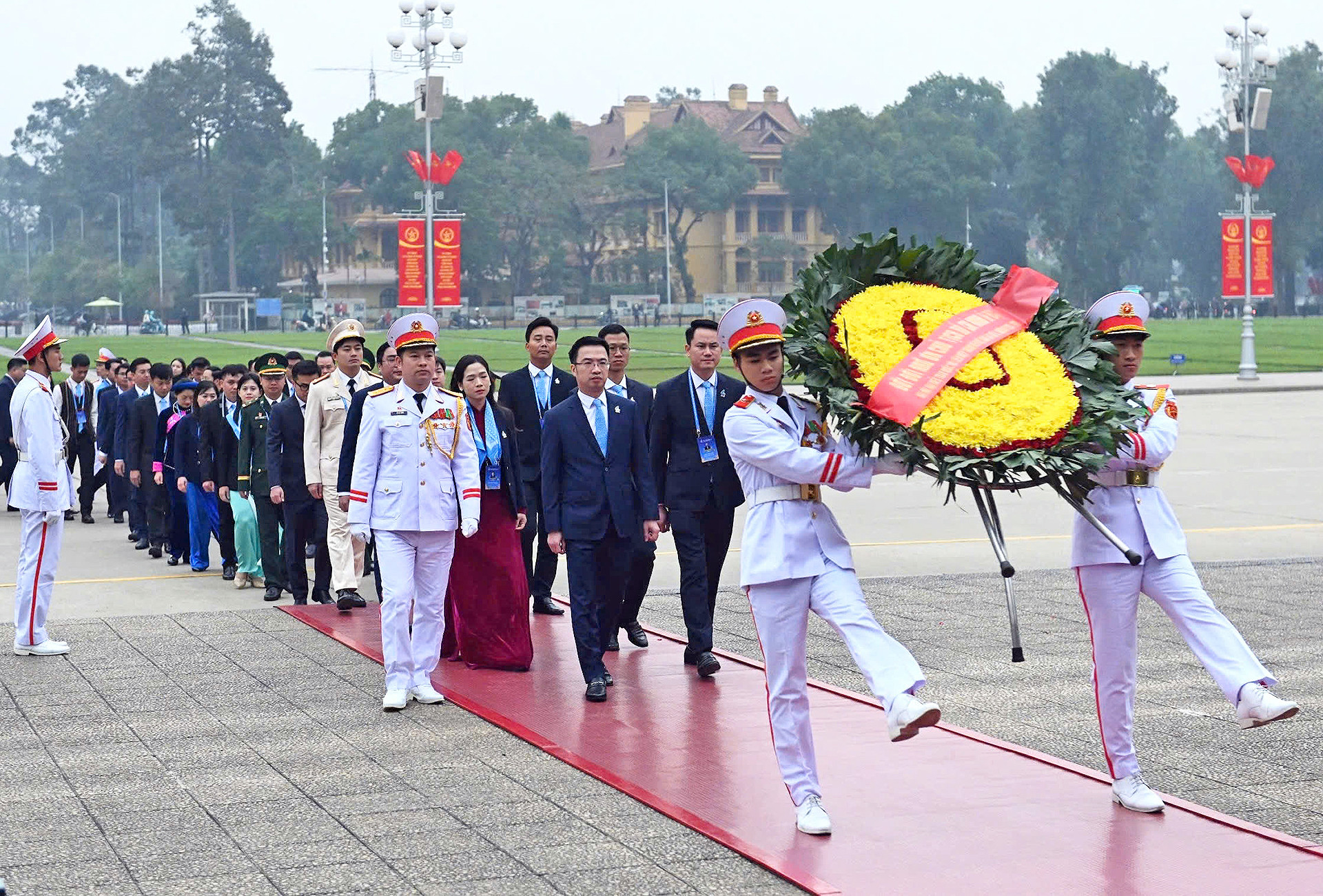 Các đại biểu vào Lăng viếng Chủ tịch Hồ Chí Minh.