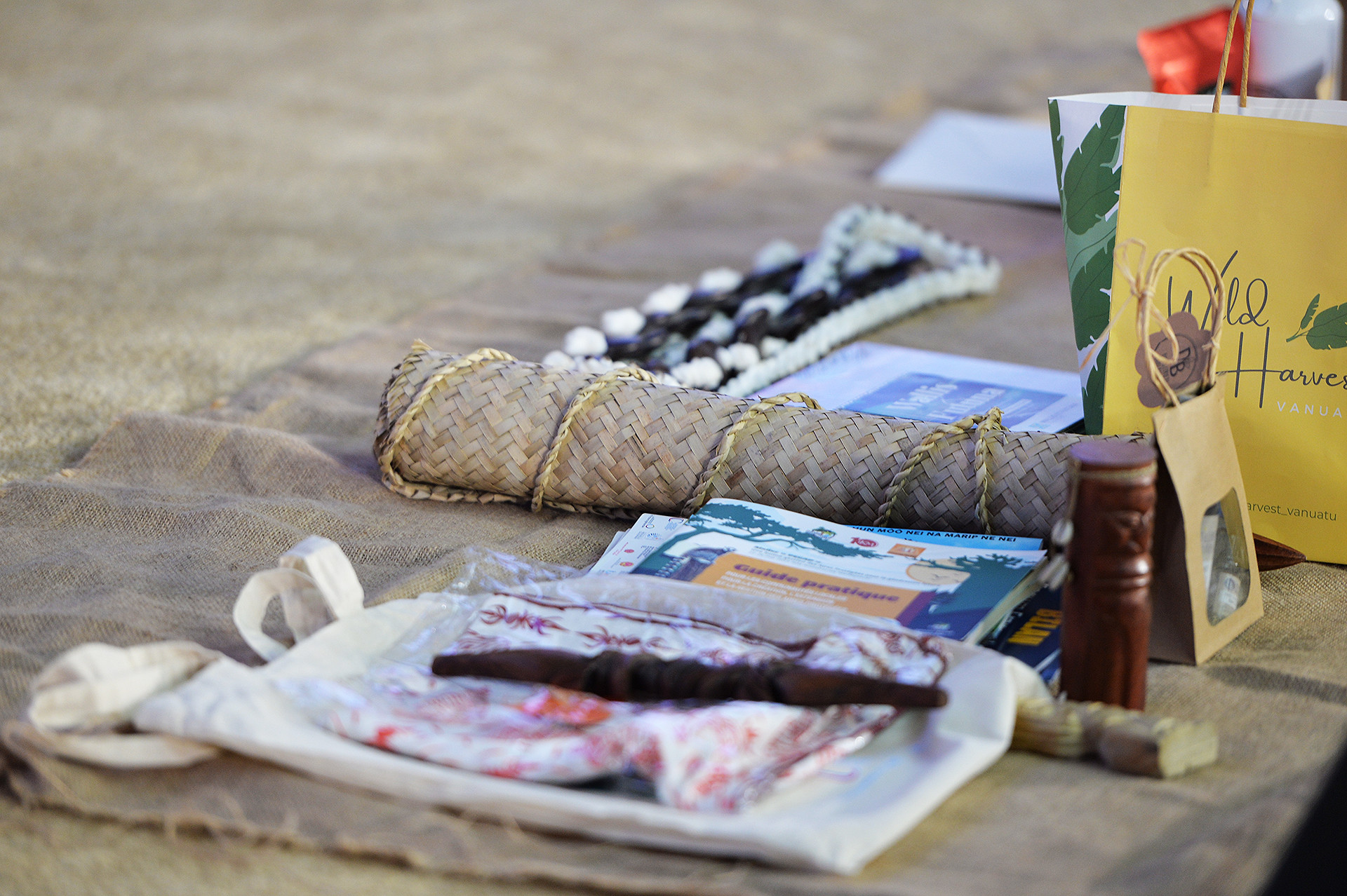 Trong số các món quà này, có một chiếc chiếu tương tự chiếu cói của Việt Nam với ý nghĩa mong muốn được chủ nhà cho phép đi lại, sinh hoạt như người thân trong gia đình. Trong số các món quà này, có một chiếc chiếu tương tự chiếu cói của Việt Nam với ý nghĩa mong muốn được chủ nhà cho phép đi lại, sinh hoạt như người thân trong gia đình.