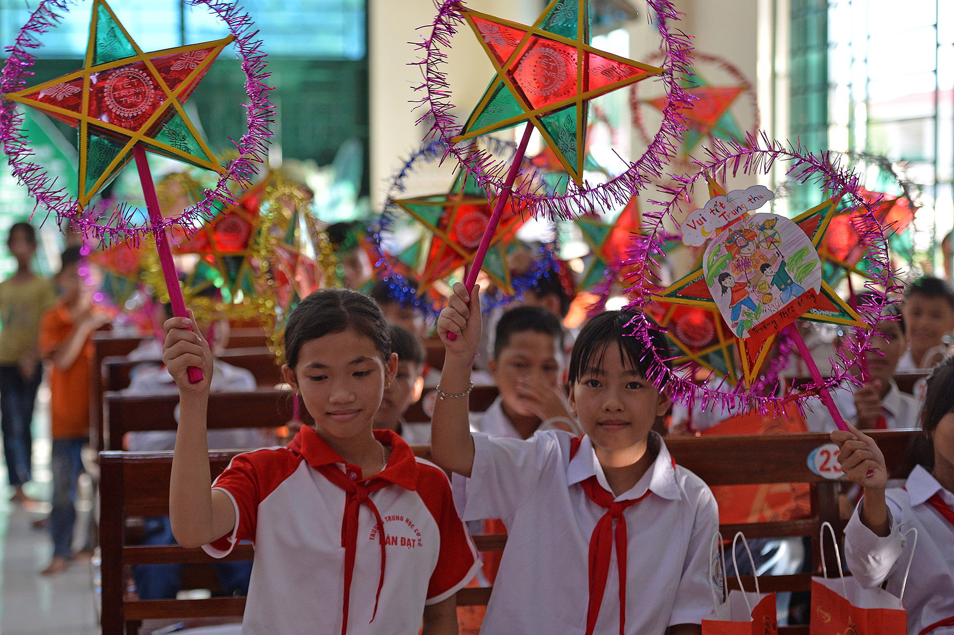 Dịp này, Trung ương Đoàn, Hội đồng Đội Trung ương đã phối hợp các tỉnh, thành đoàn tổ chức thăm hỏi, động viên, trao quà Trung thu tặng thiếu niên, nhi đồng chịu ảnh hưởng của cơn bão số 3 tại các tỉnh Bắc Kạn, Thái Nguyên.