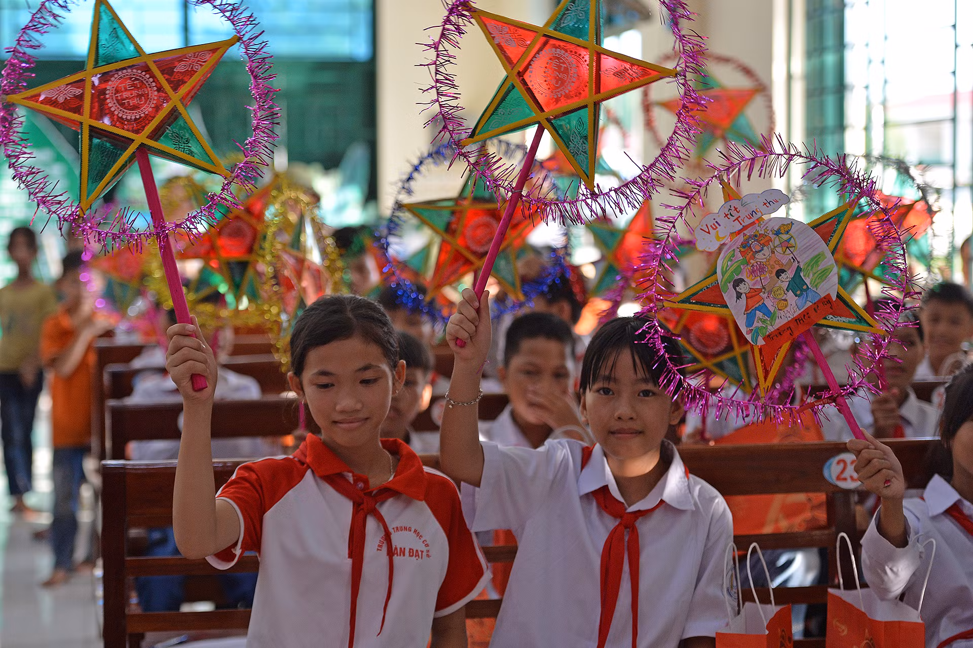 Dịp này, Trung ương Đoàn, Hội đồng Đội Trung ương đã phối hợp các tỉnh, thành đoàn tổ chức thăm hỏi, động viên, trao quà Trung thu tặng thiếu niên, nhi đồng chịu ảnh hưởng của cơn bão số 3 tại các tỉnh Bắc Kạn, Thái Nguyên.