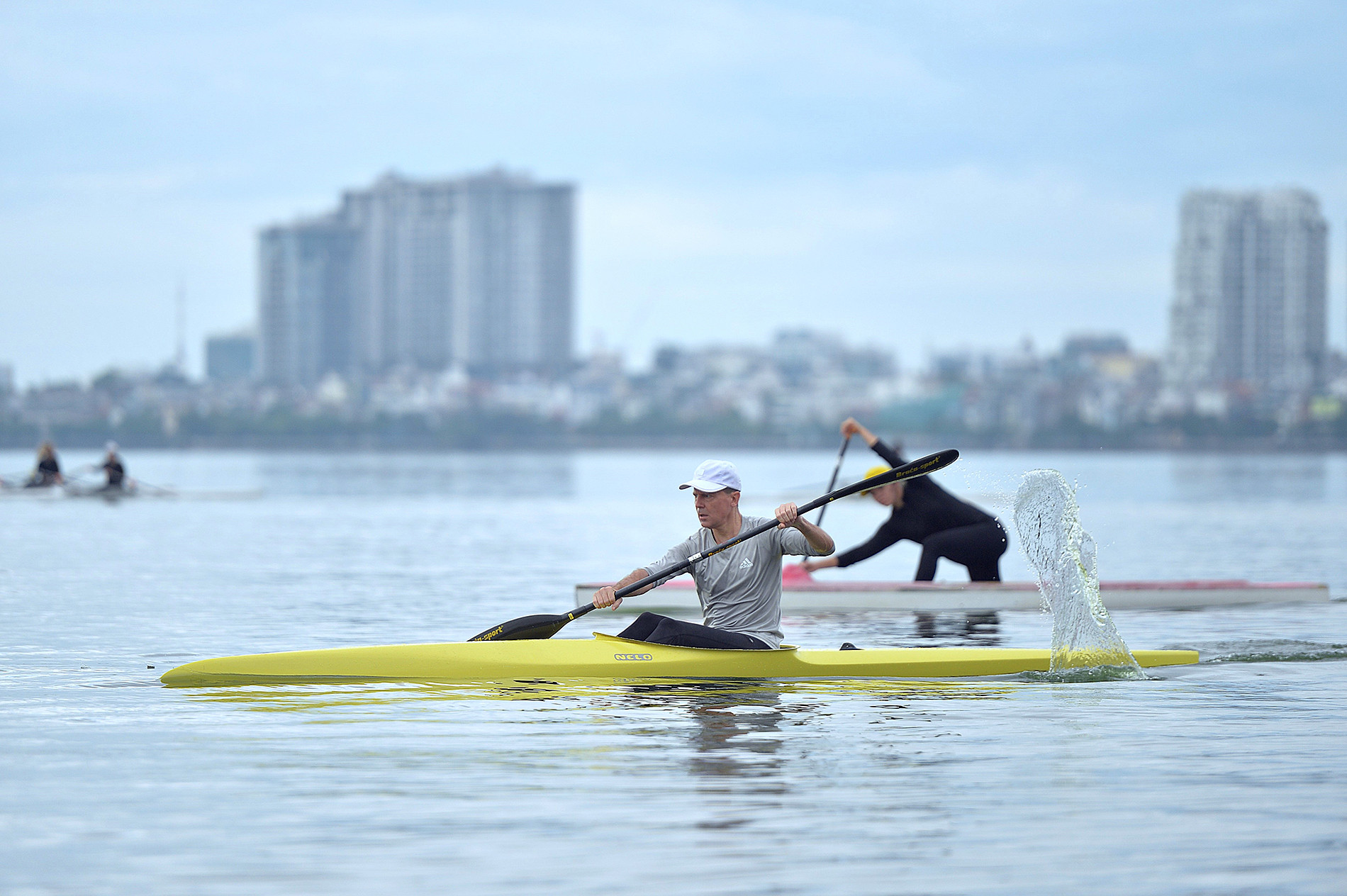 Một vận động viên chèo thuyền nghiệp dư người nước ngoài luyện tập trên Hồ Tây.