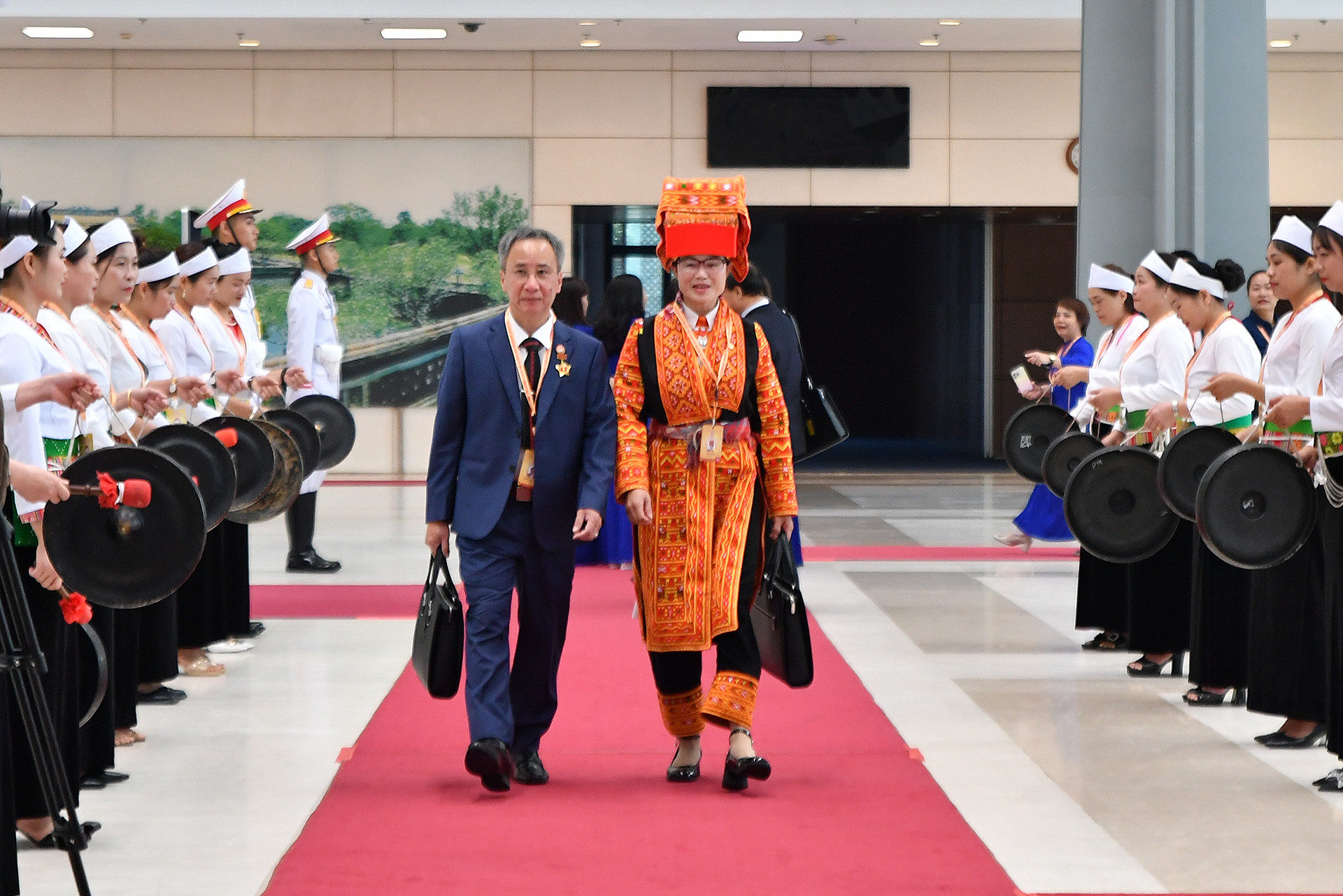 Đón chào các đại biểu về dự Đại hội là màn trình diễn nghệ thuật cồng chiêng của đồng bào Mường - một trong những dân tộc thiểu số tại Thủ đô Hà Nội.