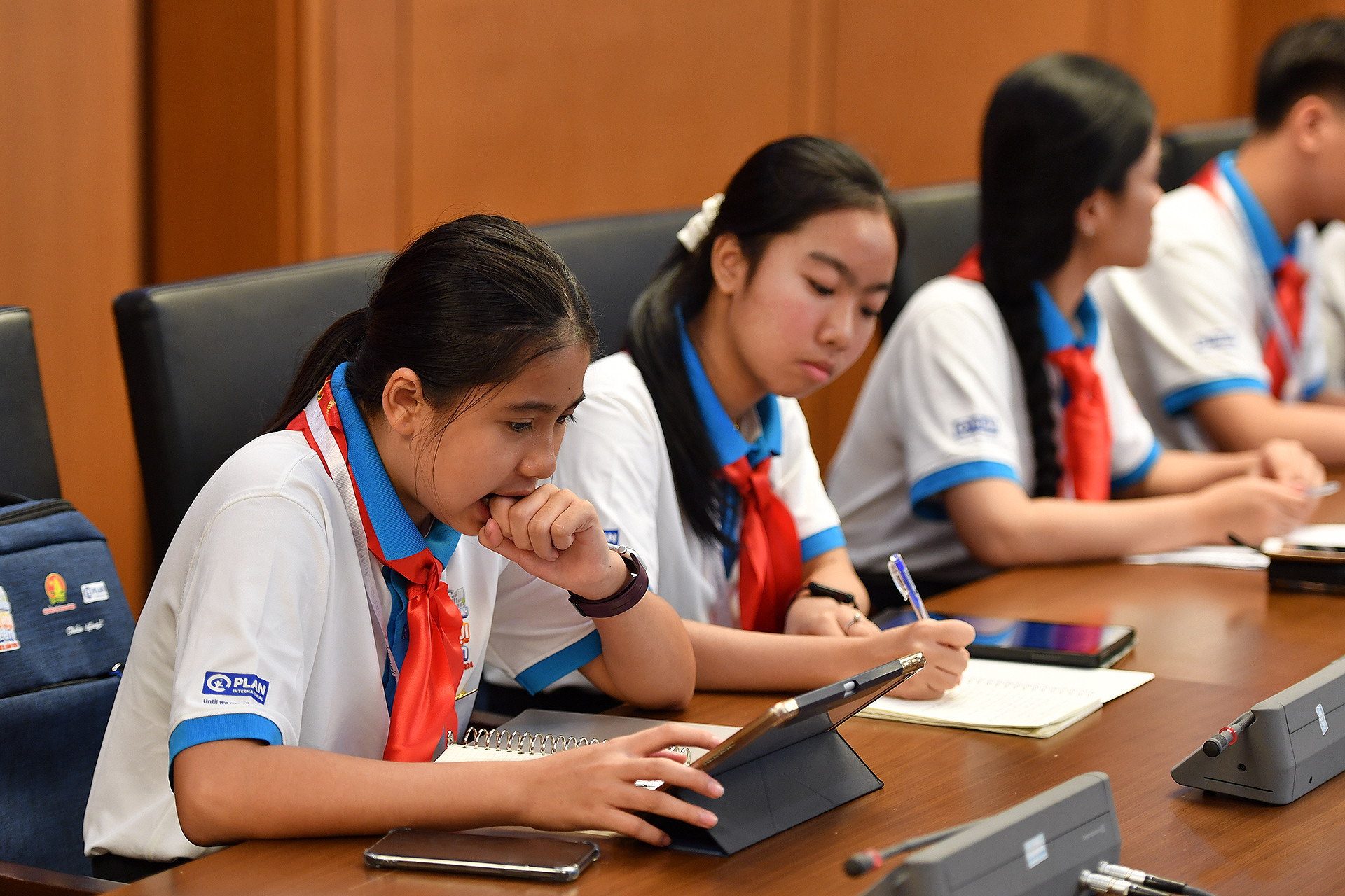 Chính vì vậy, mỗi đại biểu trước khi đứng lên chia sẻ ý kiến thường phải chuẩn bị kỹ lưỡng, phát biểu mạch lạc, súc tích, đi thẳng vào vấn đề.