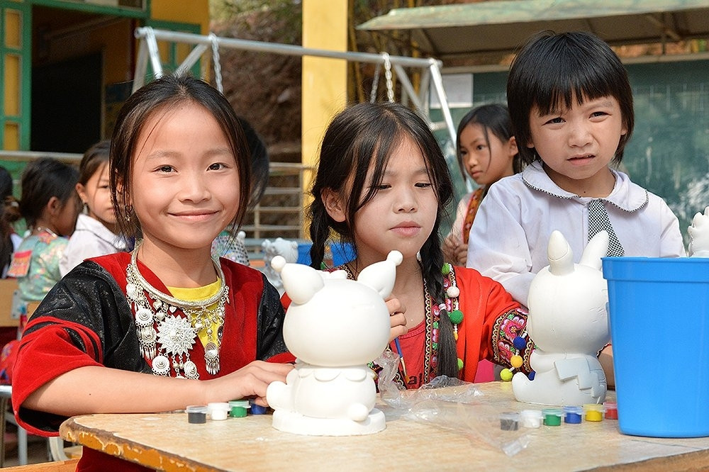 Lần đầu tiên các bạn nhỏ trải nghiệm trò chơi "tô tượng".