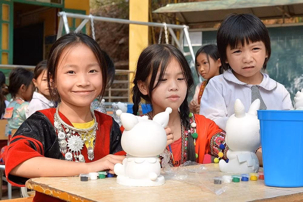 Lần đầu tiên các bạn nhỏ trải nghiệm trò chơi "tô tượng".