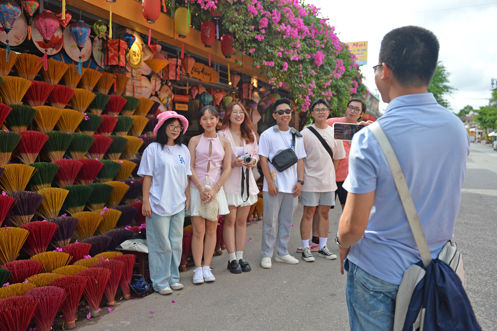 Khách thập phương hào hứng trước khung cảnh rực rỡ, bắt mắt tại làng nghề Thủy Xuân.