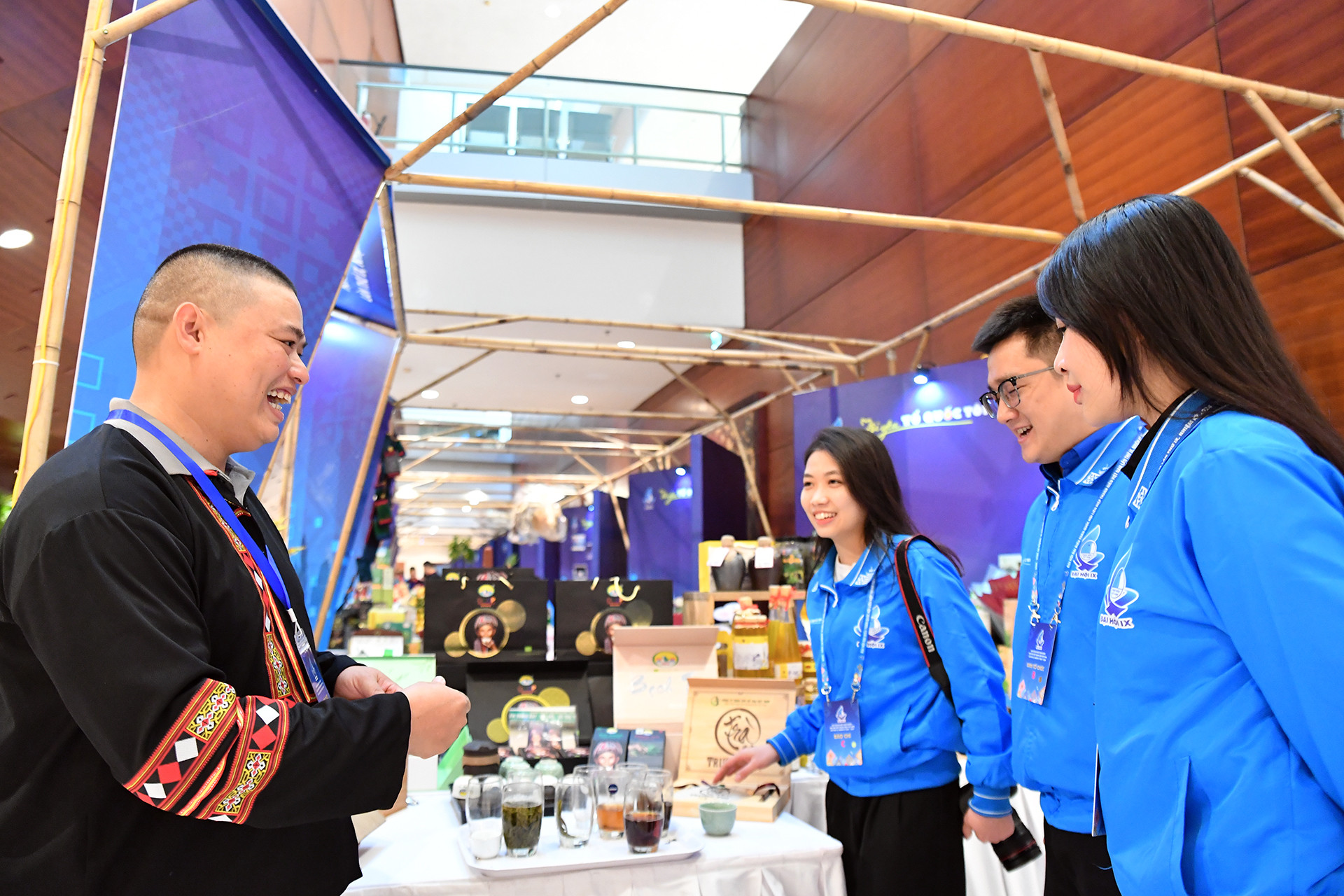 Các đại biểu thanh niên dân tộc thiểu số còn ghi dấu ấn tại Đại hội với những gian trưng bày đặc sản địa phương, cho thấy sự nỗ lực phấn đấu trong khởi nghiệp đổi mới sáng tạo.