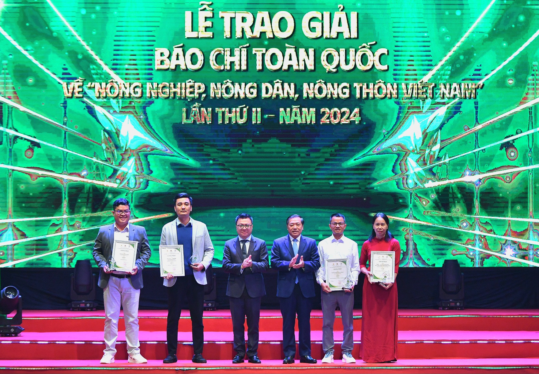 Các đồng chí Lê Quốc Minh, Lại Xuân Môn (từ trái qua, ở giữa) trao giải B tặng các tác giả, đại diện nhóm tác giả. Các đồng chí Lê Quốc Minh, Lại Xuân Môn (từ trái qua, ở giữa) trao giải B tặng các tác giả, đại diện nhóm tác giả.