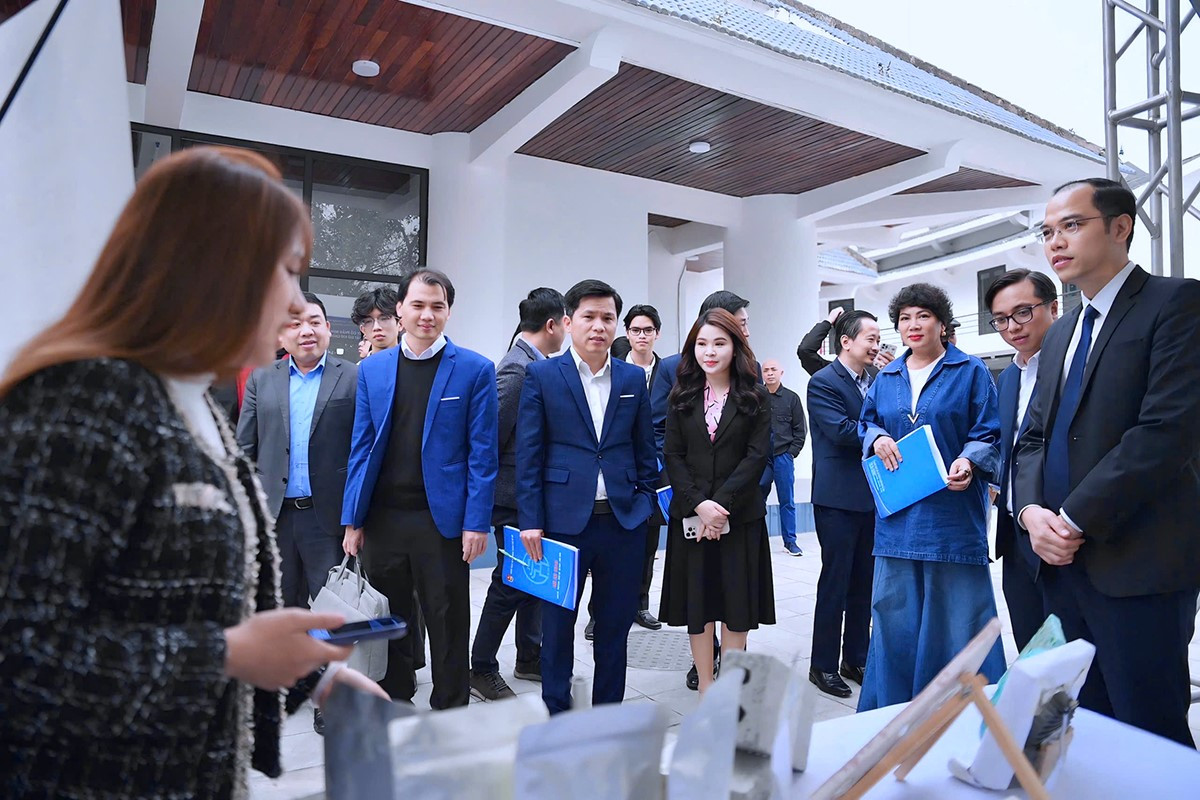 Đại diện Ban tổ chức, Ban Giám khảo Cuộc thi tham quan khu trưng bày ý tưởng, dự án lọt vào vòng chung kết.