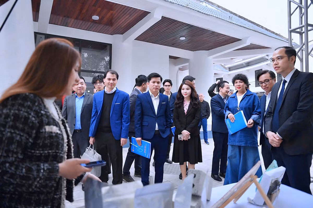 Đại diện Ban tổ chức, Ban Giám khảo Cuộc thi tham quan khu trưng bày ý tưởng, dự án lọt vào vòng chung kết.