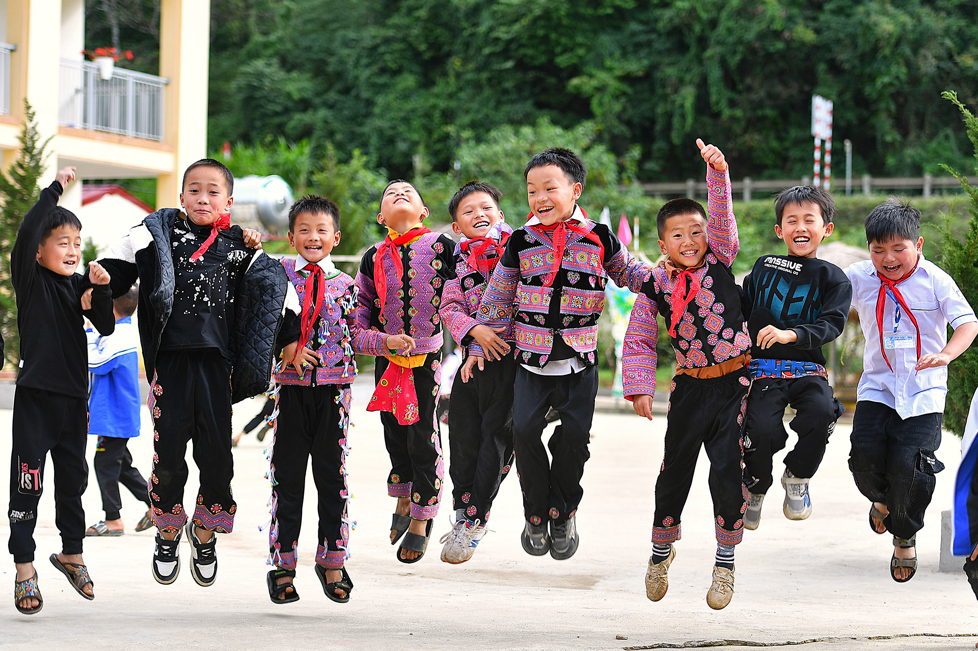 Nhờ âm nhạc, học sinh của cô Vì Thị Hằng luôn vui tươi, hồn nhiên, sáng tạo và sôi nổi trong cả giờ học lẫn các hoạt động ngoài trời.