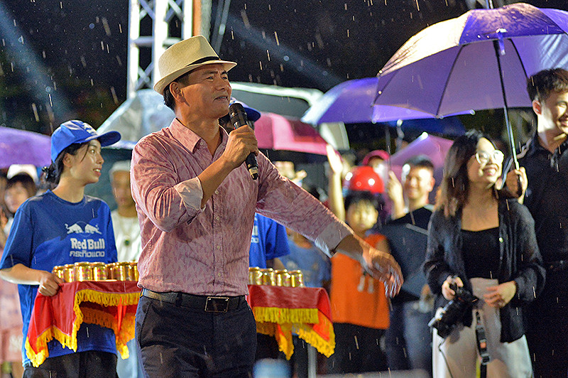 NSND Xuân Bắc "làm nóng" không khí Đêm nhạc hội dưới trời mưa lớn.