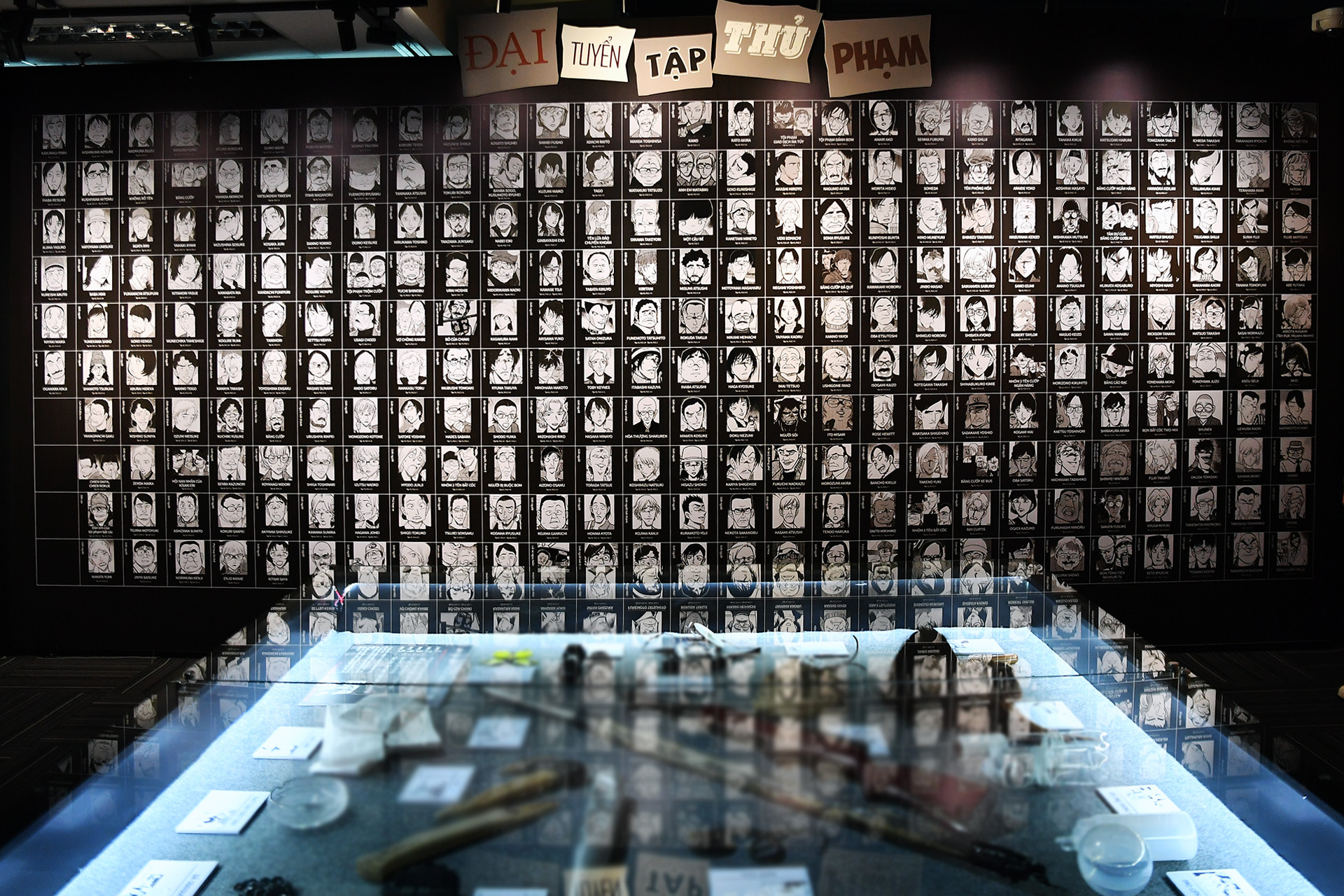 Một căn phòng lưu giữ toàn bộ gương mặt của những hung thủ từng xuất hiện trong loạt truyện.