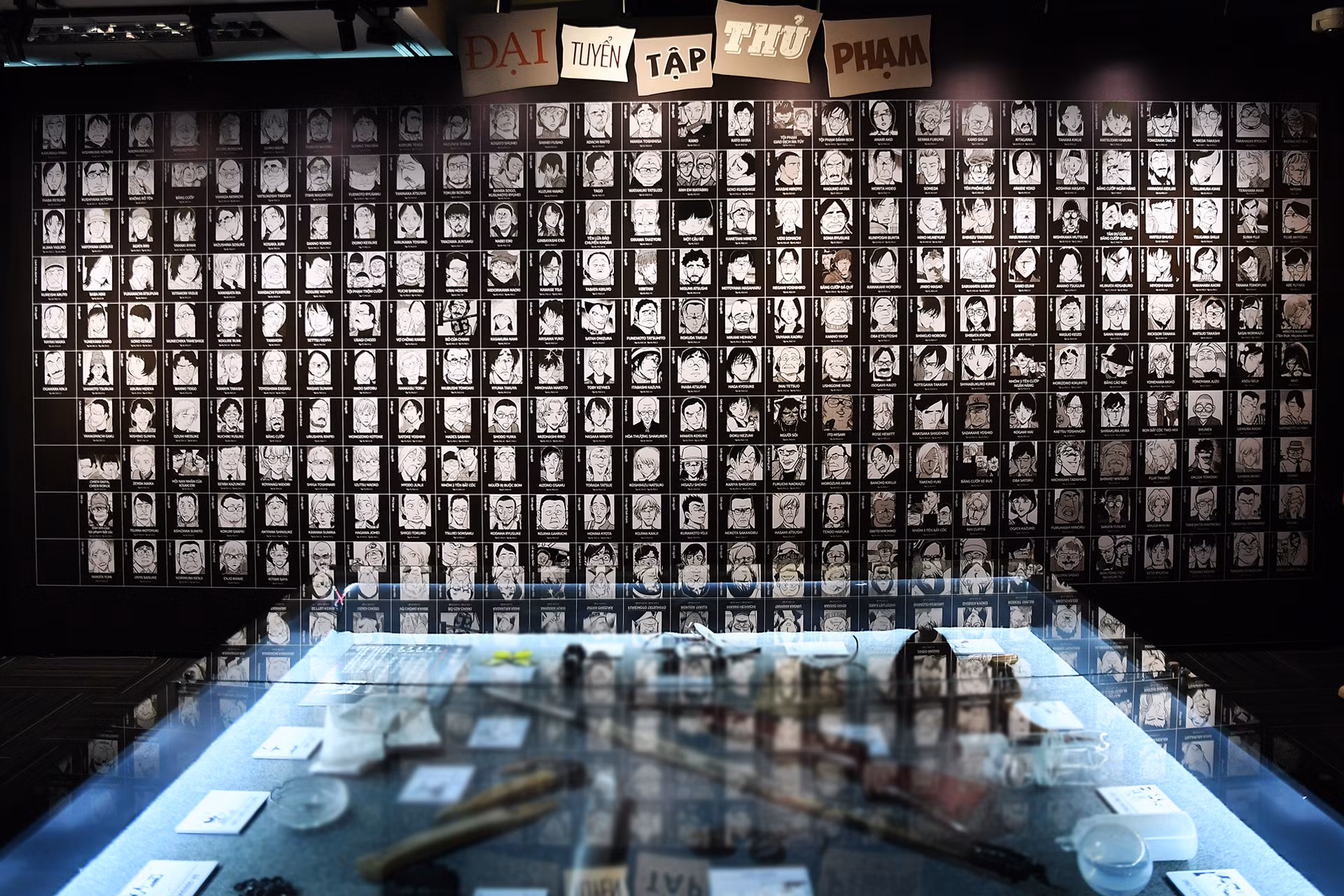 Một căn phòng lưu giữ toàn bộ gương mặt của những hung thủ từng xuất hiện trong loạt truyện.