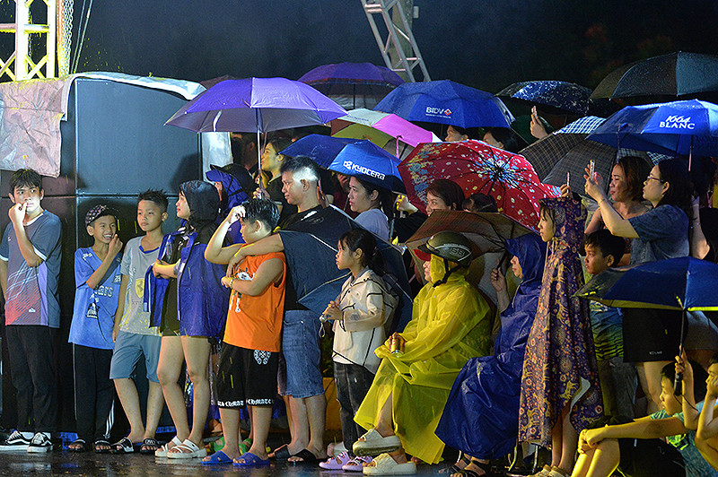 Đông đảo người dân đến với Đêm nhạc hội dù trời mưa ngày càng nặng hạt.