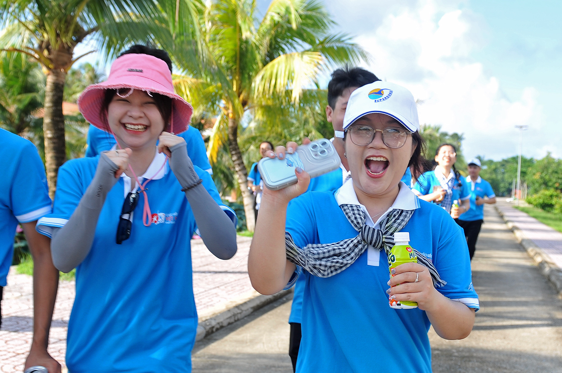 Các nữ đại biểu hào hứng tranh tài.