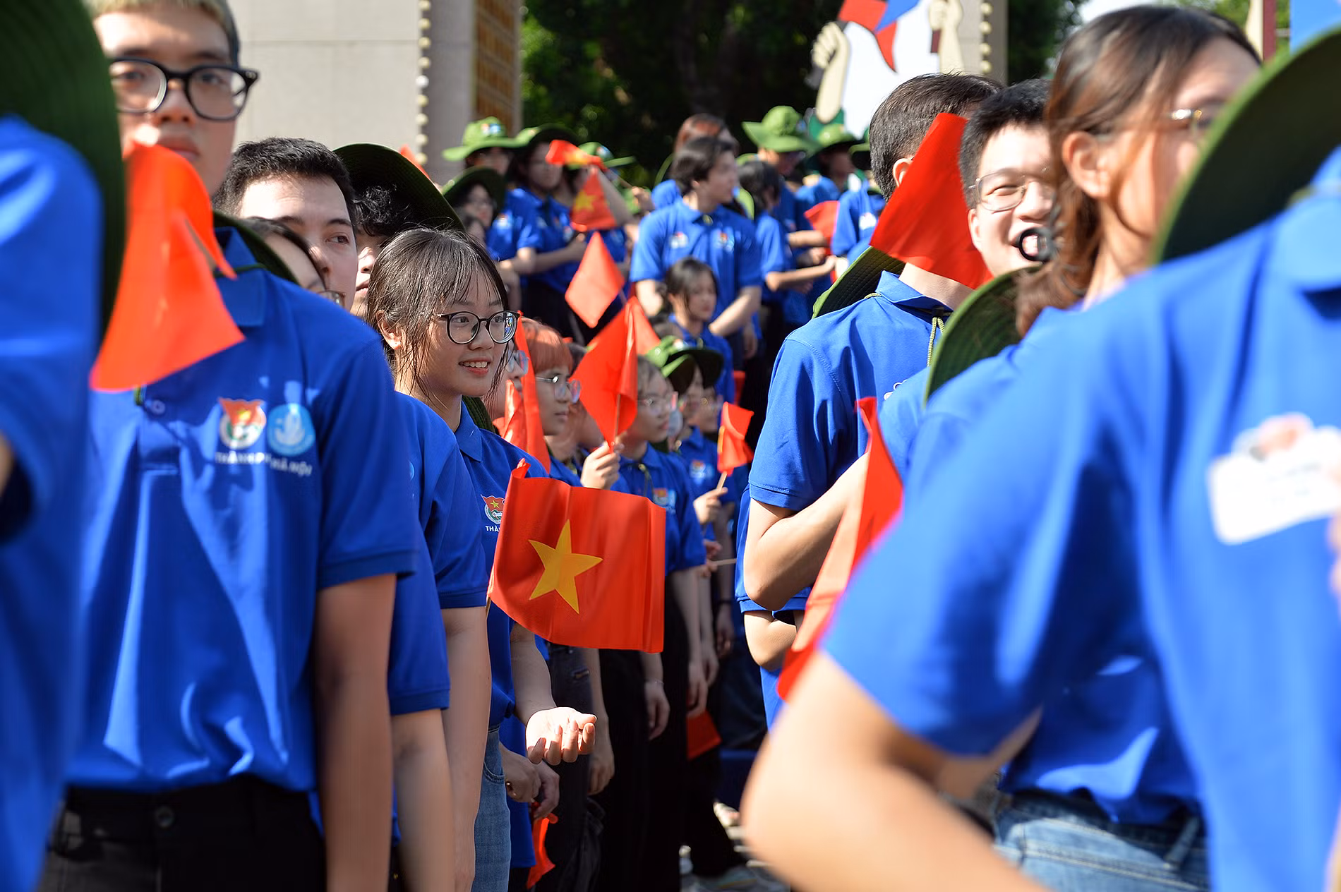 Ngay sau buổi lễ, các đội hình tình nguyện lập tức lên đường đến thẳng các địa phương được chỉ định trong khuôn khổ Chiến dịch "Mùa hè xanh".