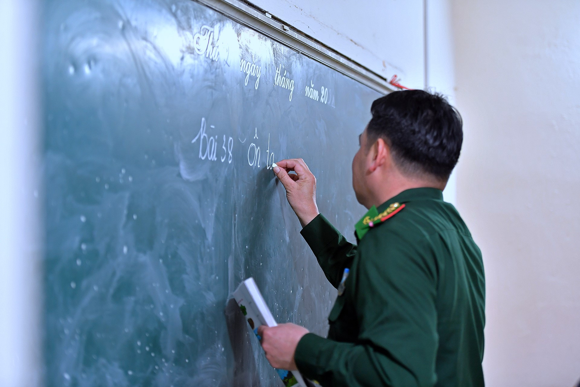 Cách đây 20 năm, Đại úy Lò Văn Thoại bắt đầu vận động người dân địa phương đến lớp xóa mù chữ và lập tức bị từ chối thẳng thừng. Nhiều gia đình thậm chí còn không tiếp chuyện vì cho rằng "học chữ, học viết không để làm gì, cuối cùng cũng đi làm nương".