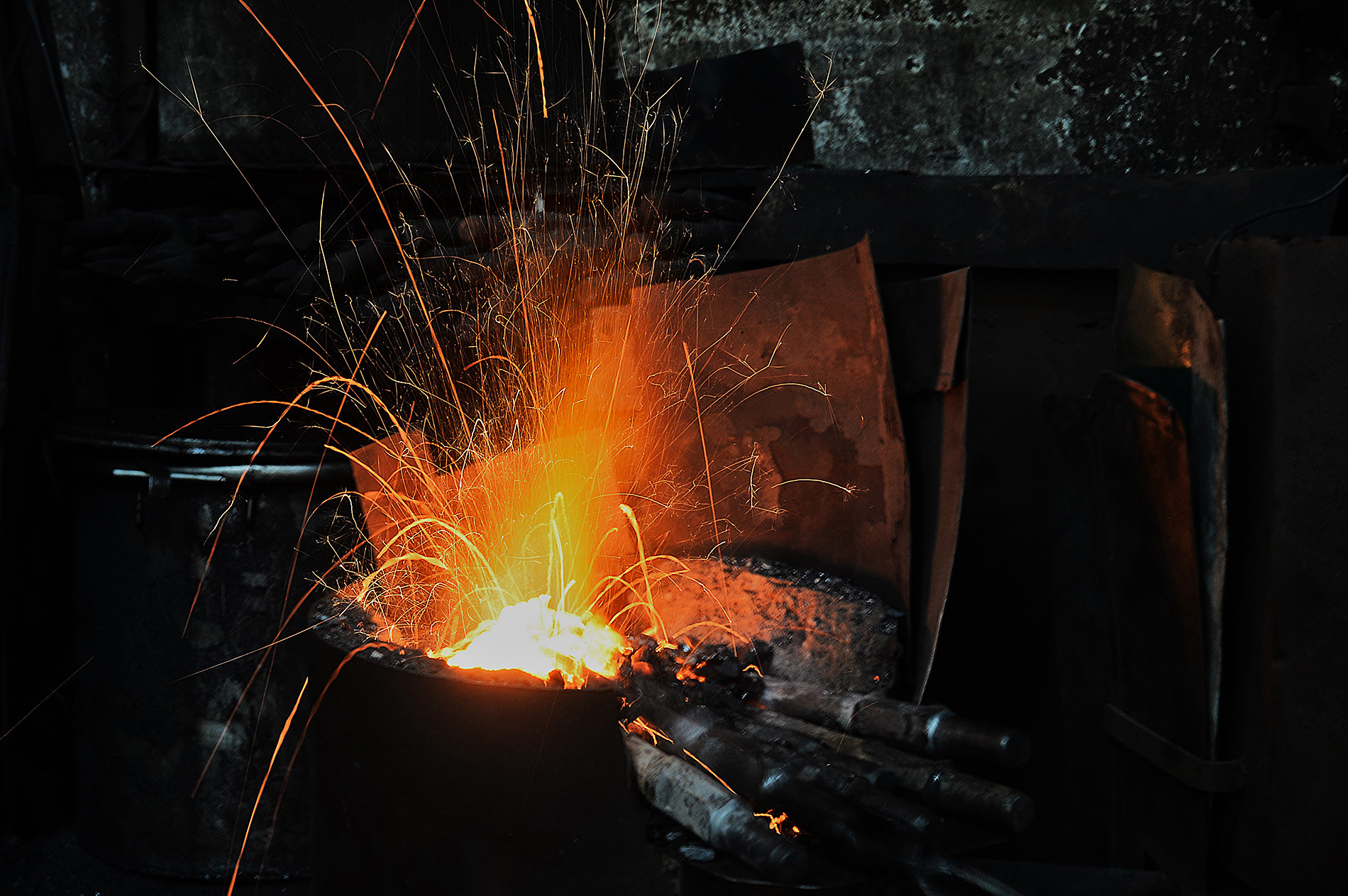 Những đóa "hoa lửa" nổ tí tách, báo hiệu thời điểm nguyên liệu đã sẵn sàng để gia công.