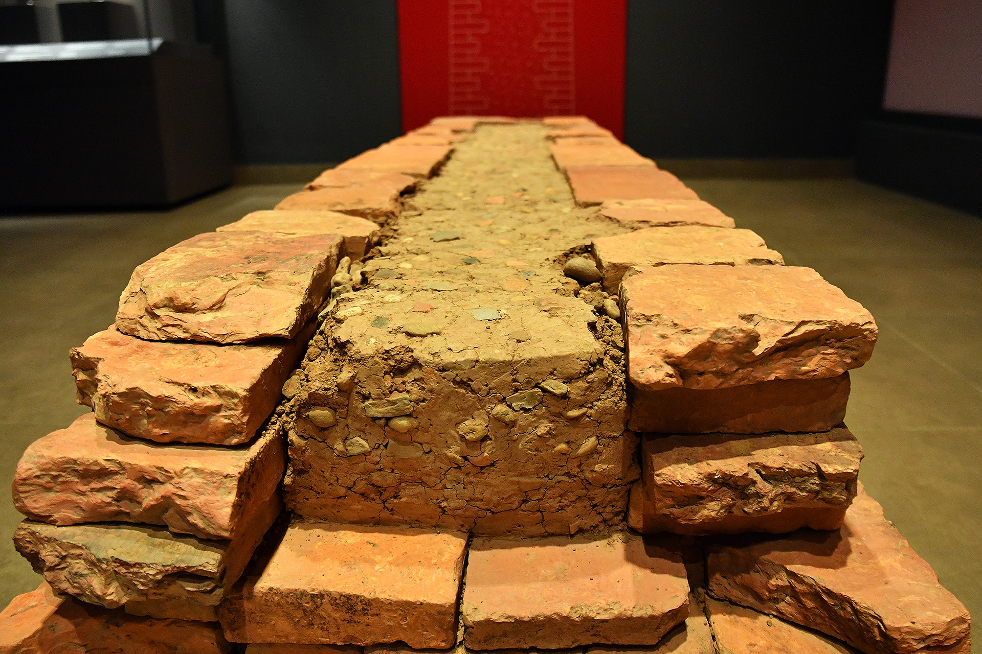 Tại khu trưng bày, khách tham quan có thể khám phá tổng cộng 17 công trình kiến trúc gỗ, 7 giếng nước và nhiều cổ vật, đồ dùng sinh hoạt từ thời Đại La. Tại khu trưng bày, khách tham quan có thể khám phá tổng cộng 17 công trình kiến trúc gỗ, 7 giếng nước và nhiều cổ vật, đồ dùng sinh hoạt từ thời Đại La.