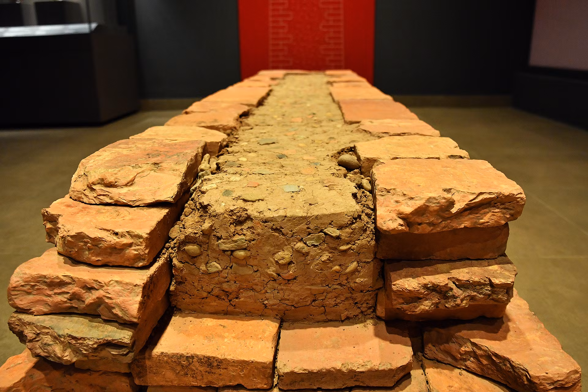 Tại khu trưng bày, khách tham quan có thể khám phá tổng cộng 17 công trình kiến trúc gỗ, 7 giếng nước và nhiều cổ vật, đồ dùng sinh hoạt từ thời Đại La.