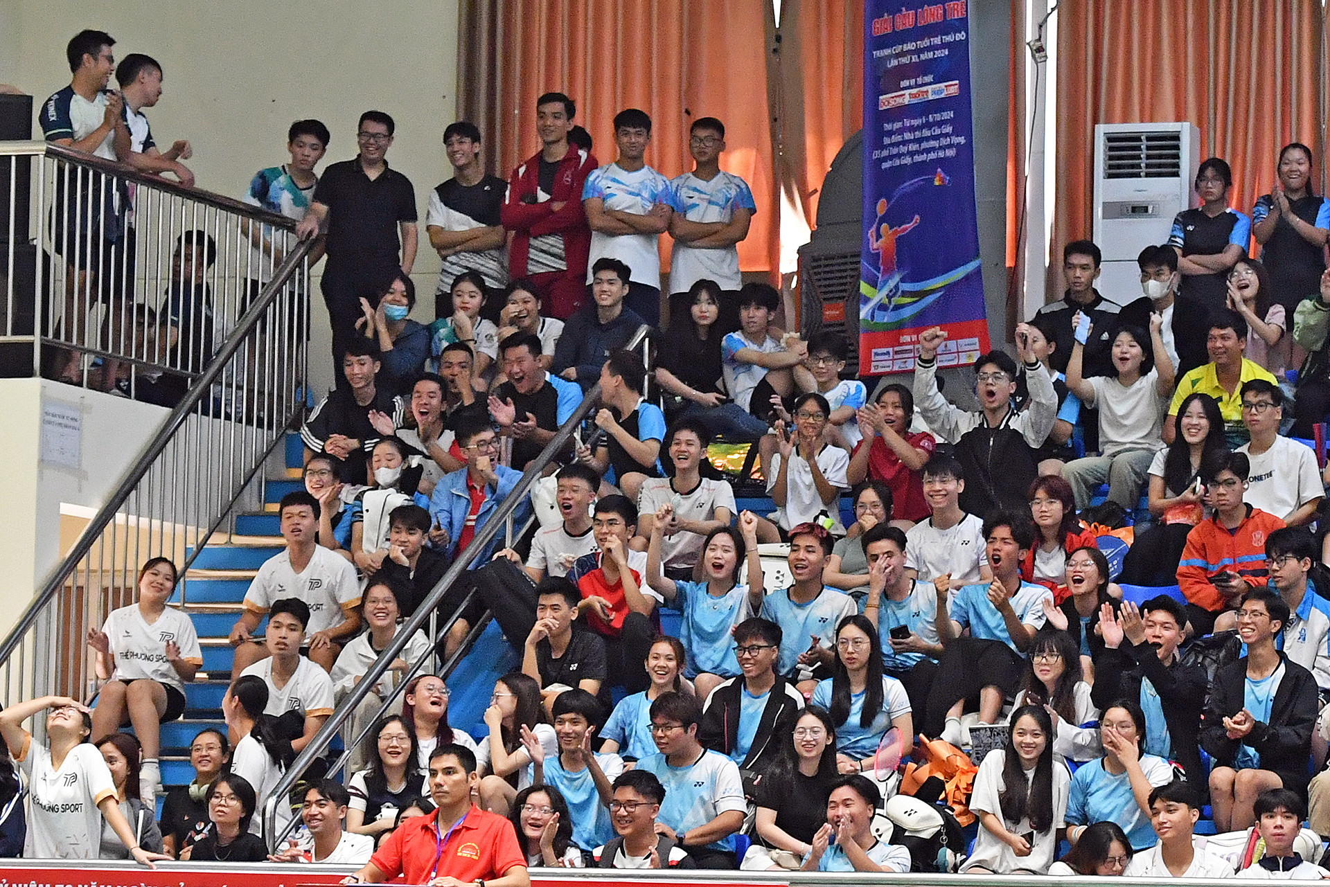 Không khí sôi nổi, hào hứng từ các cổ động viên trên khán đài. Không khí sôi nổi, hào hứng từ các cổ động viên trên khán đài.