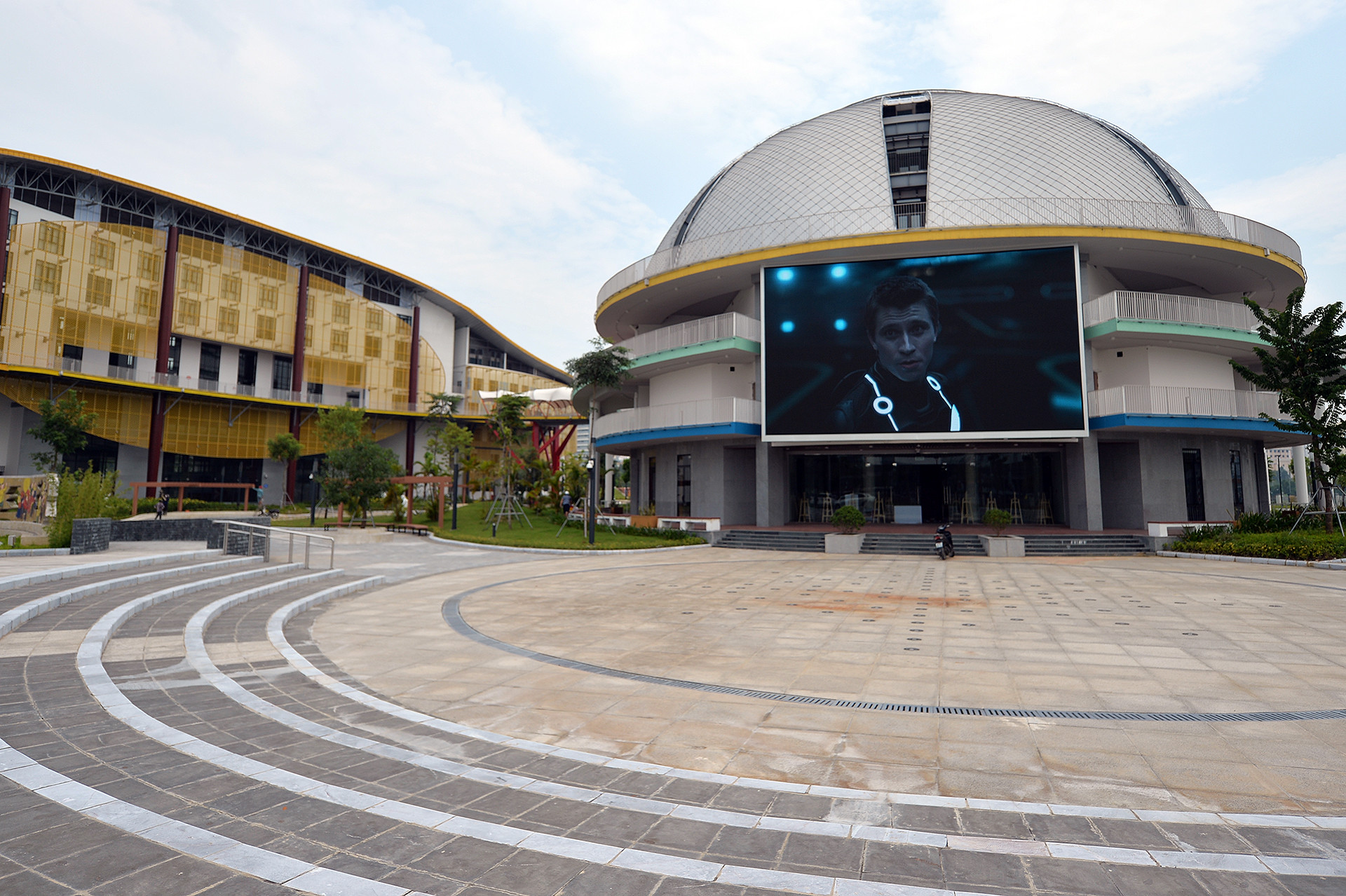 Trong khi đó, khu A có các hạng mục: nhà hát với 800 chỗ ngồi, rạp chiếu phim 3D/4D sức chứa 200 khán giả, câu lạc bộ nghệ thuật. Trong ảnh là khu vực rạp chiếu phim được thiết kế ngoài trời, đặt phía trước khu A.