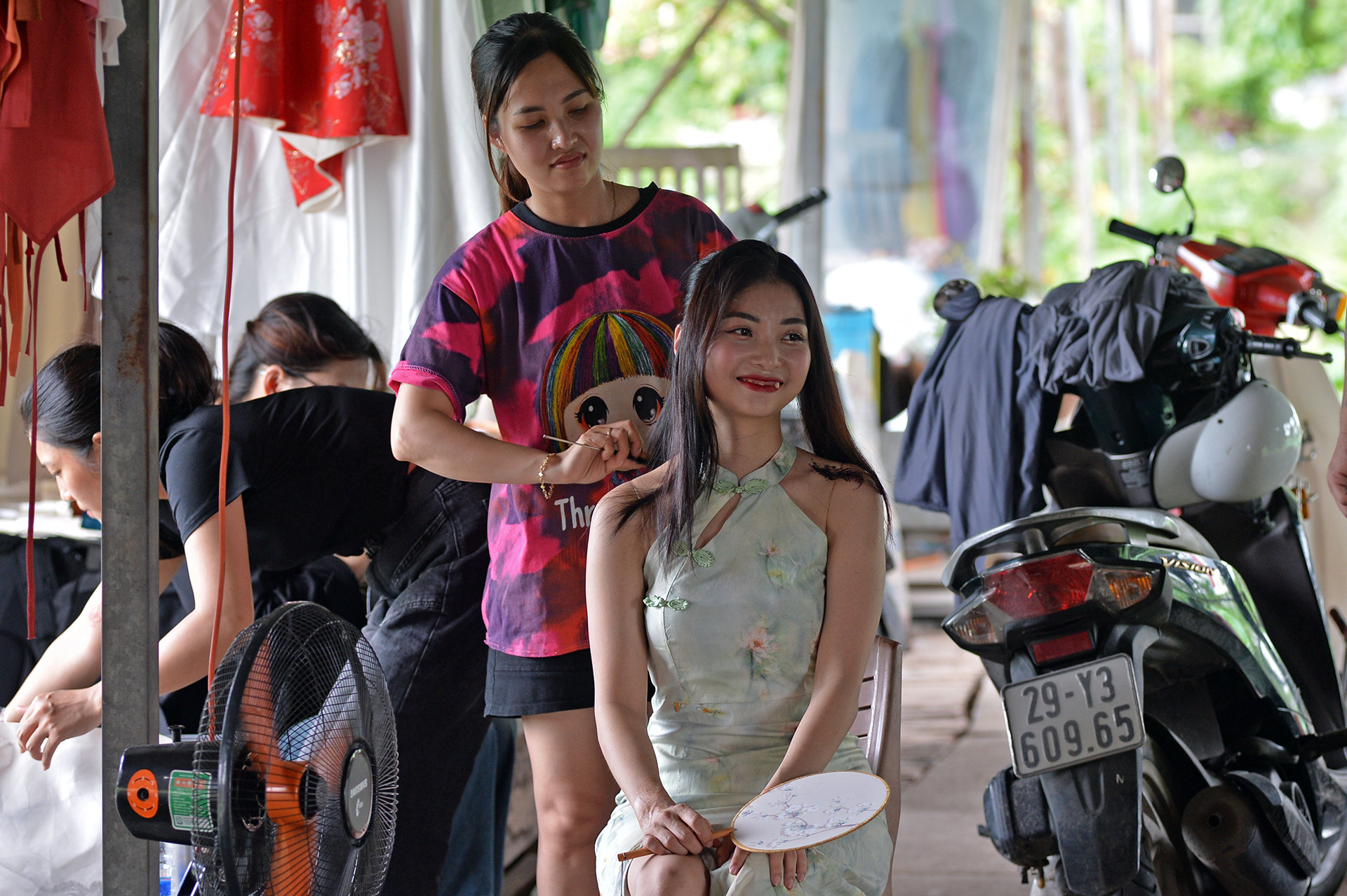 Một tấm ảnh ưng ý đòi hỏi thời gian trang điểm và chọn lựa trang phục không hề ngắn. Vì vậy, đến thật sớm chính là giải pháp tốt, vừa để tránh ánh nắng ngày hè, vừa không phải lo lắng việc đầm sen bị đông khách.