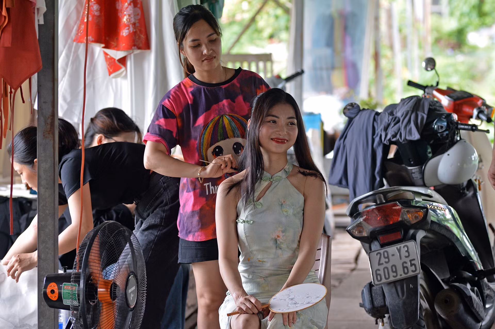 Một tấm ảnh ưng ý đòi hỏi thời gian trang điểm và chọn lựa trang phục không hề ngắn. Vì vậy, đến thật sớm chính là giải pháp tốt, vừa để tránh ánh nắng ngày hè, vừa không phải lo lắng việc đầm sen bị đông khách.