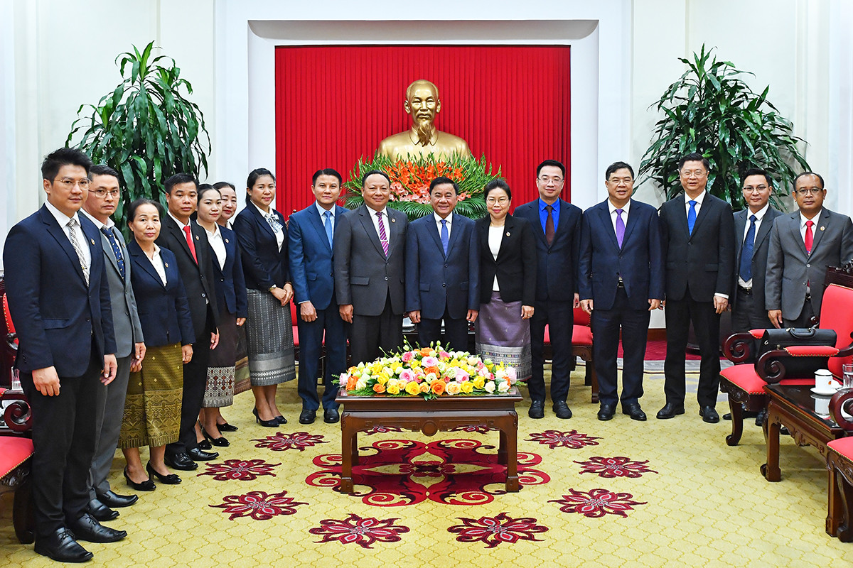 Đồng chí Trần Cẩm Tú và đại diện các ban, bộ, ngành, đoàn thể chụp ảnh lưu niệm cùng đoàn đại biểu Đoàn Thanh niên Nhân dân Cách mạng Lào tại Trụ sở Trung ương Đảng.