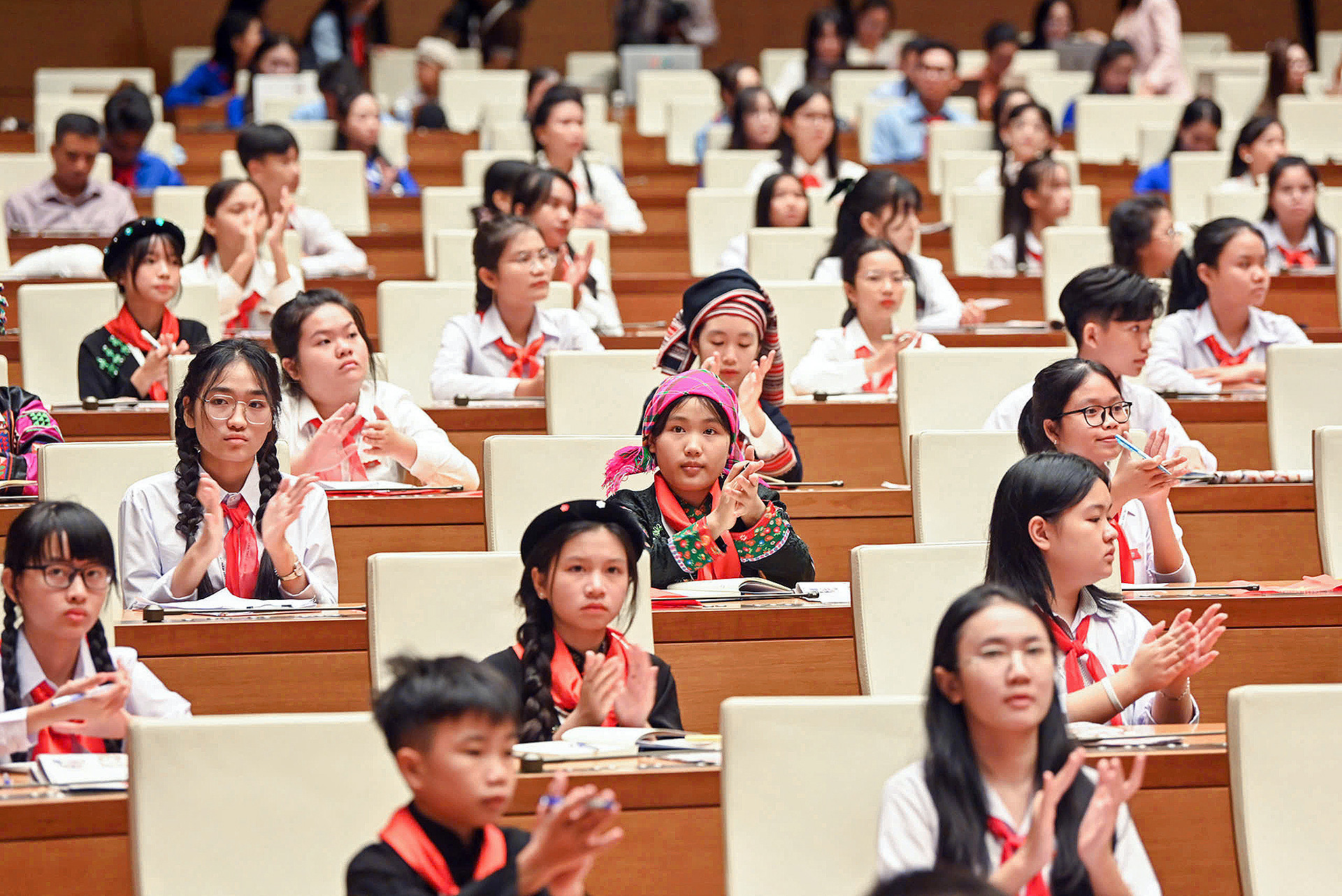Trong số đó, có những đại biểu đã không ngại ngần giơ biển tranh luận về các vấn đề "nóng".