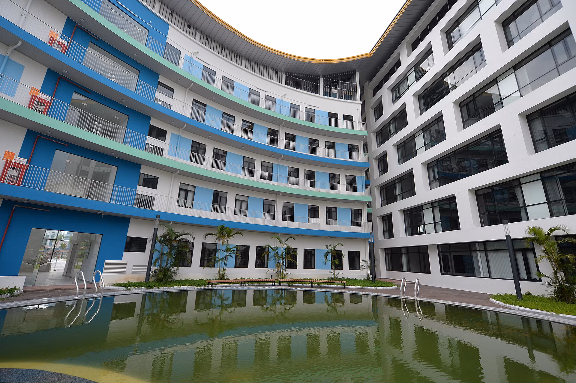 Khuôn viên phía sau khu B còn có một bể bơi ngoài trời và một số hạng mục liên quan. Khuôn viên phía sau khu B còn có một bể bơi ngoài trời và một số hạng mục liên quan.