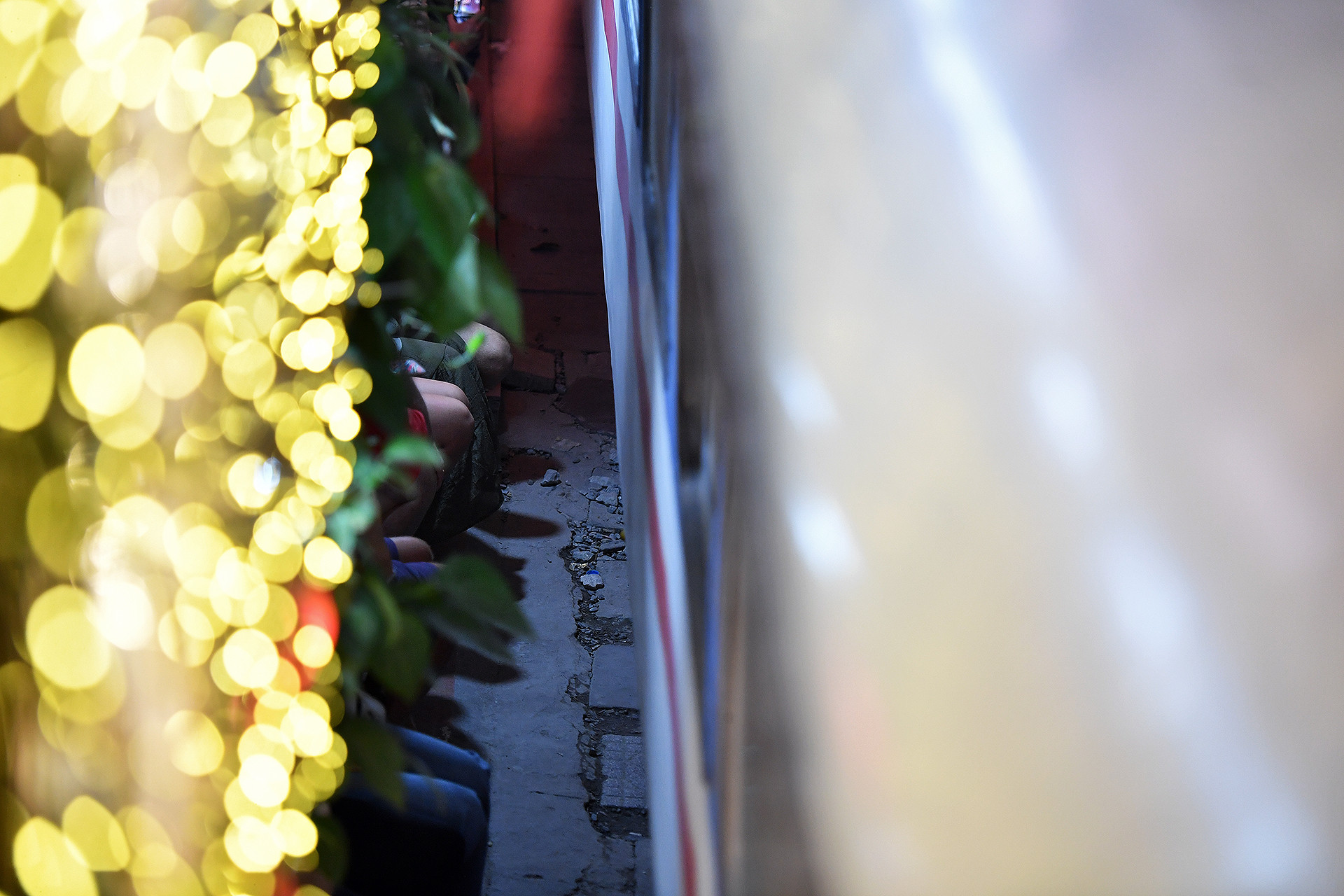 Khoảng cách vô cùng nhỏ giữa những du khách và đoàn tàu. Có ý kiến chuyên gia từng cho rằng, đây là một loại hình, sản phẩm du lịch độc đáo, sáng tạo của Hà Nội. Những ngày cuối tuần, lượng khách thập phương đổ về các quán "cà phê đường tàu" có thể tăng gấp 3-4 lần. Trong đó, nhiều khách nước ngoài sẵn sàng ngồi "giữ chỗ" trước vài giờ đồng hồ để được trải nghiệm khoảng cách nêu trên.